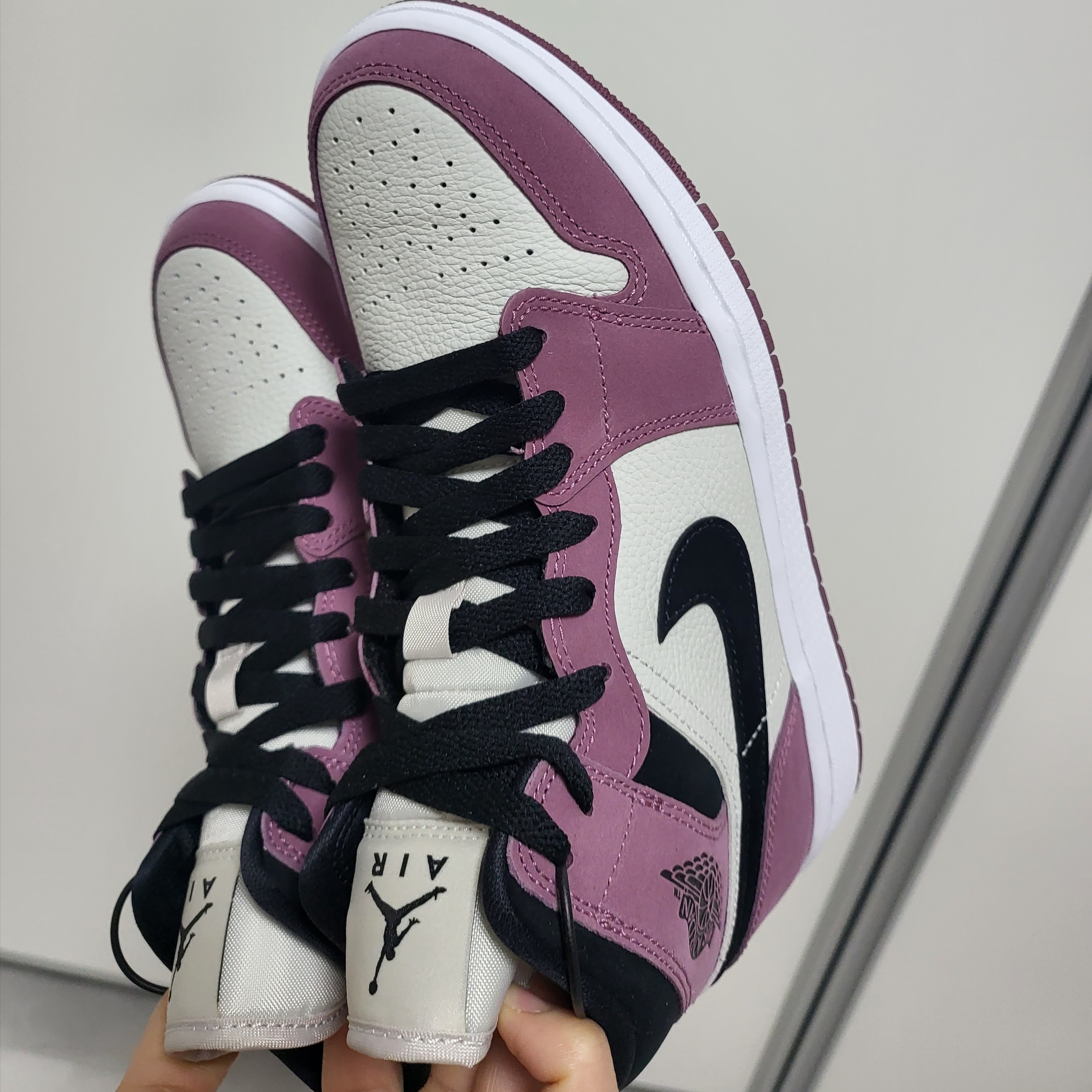 (W) Jordan 1 Mid SE Light Mulberry 착용 스타일 - 2
