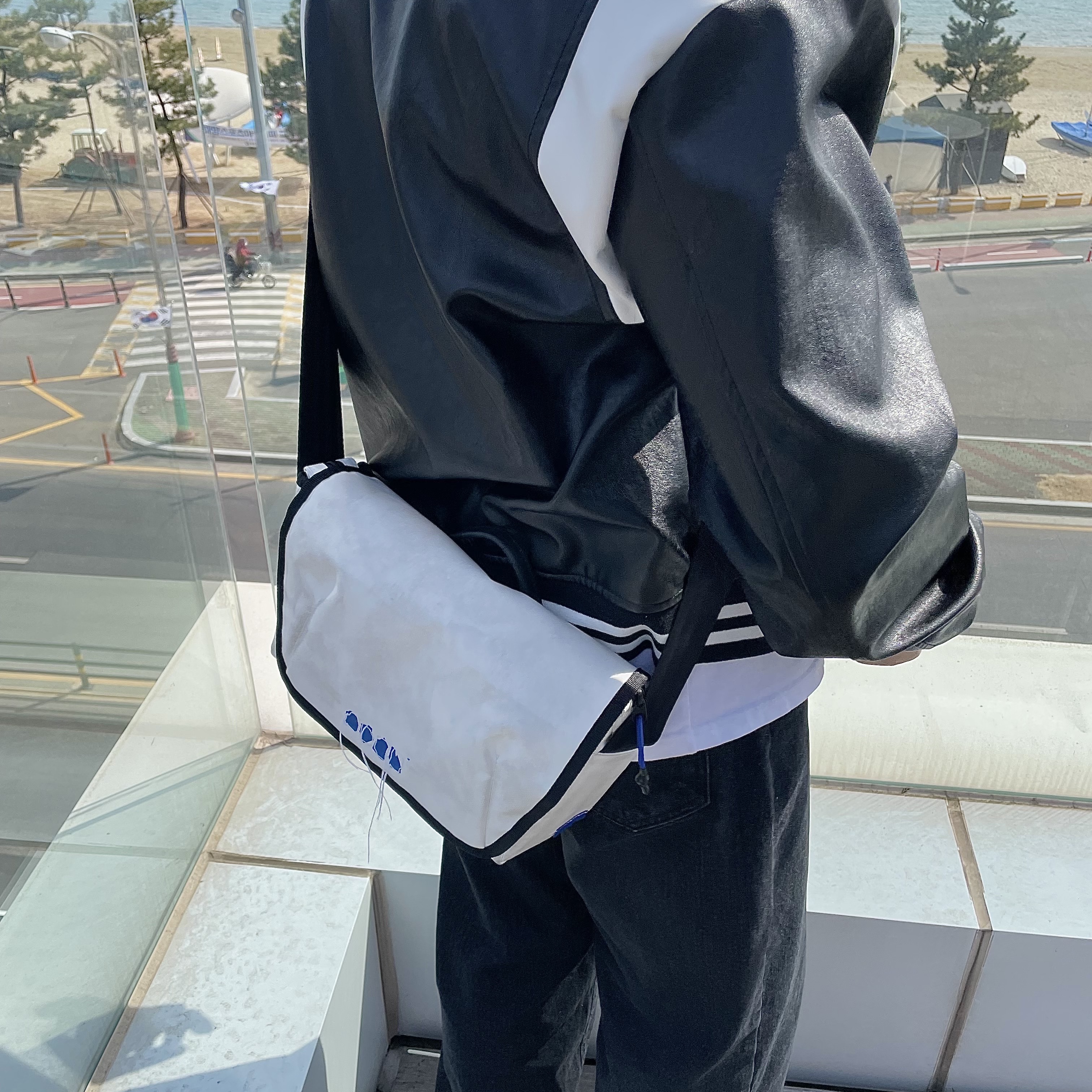 Nike x Off-White Dunk Low Pine Green, Ader Error Trace Admore Crossbody Bag White 착용 스타일 - 2
