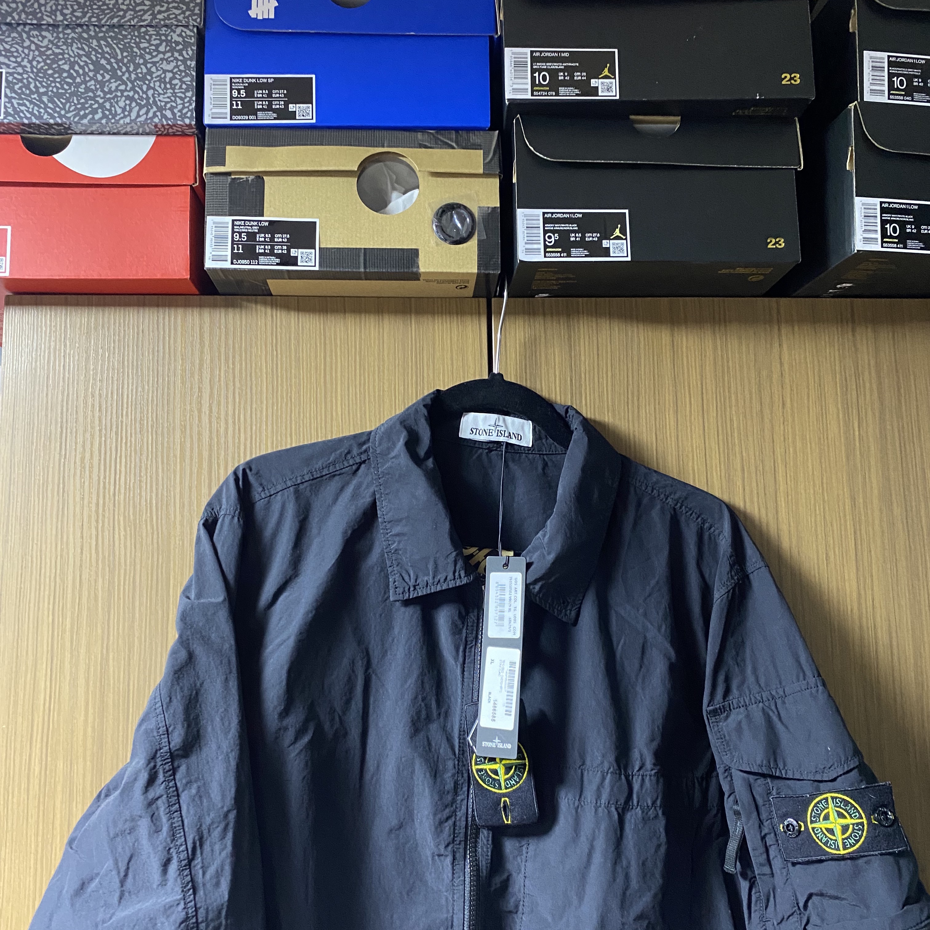 Stone Island 10502 Naslan Light Garment Dyed Overshirt Black - 22SS, Jordan 3 Retro Cardinal Red 착용 스타일