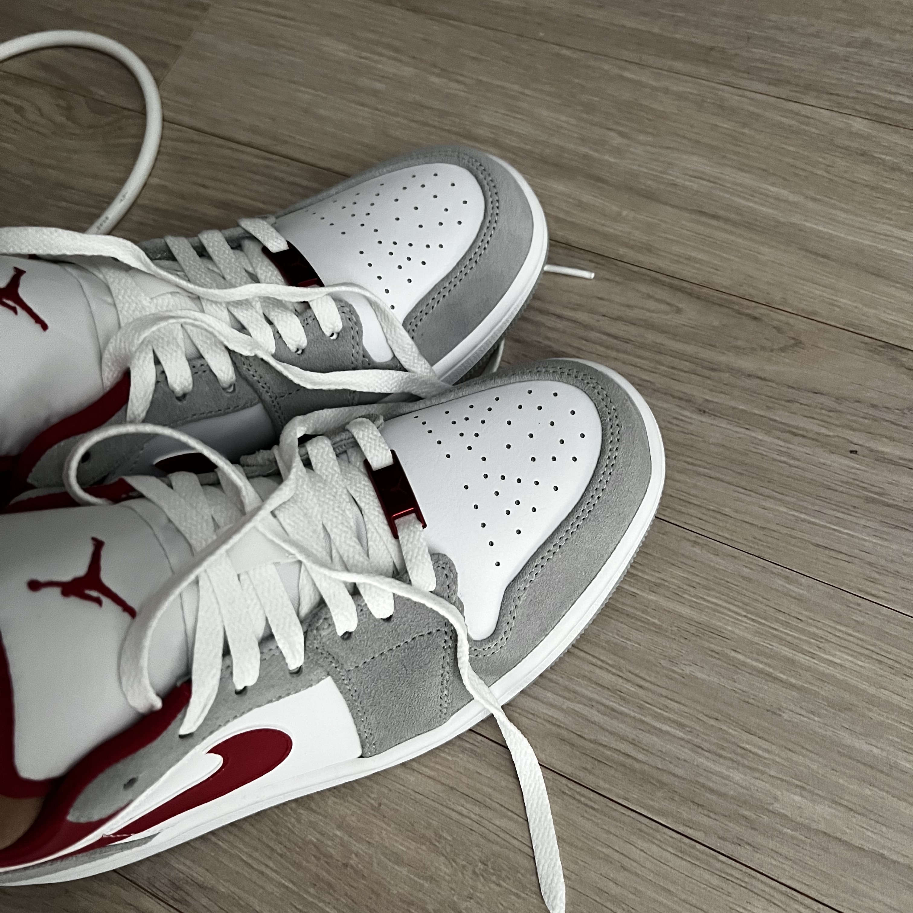 Jordan 1 Low SE Light Smoke Grey Gym Red 착용 스타일