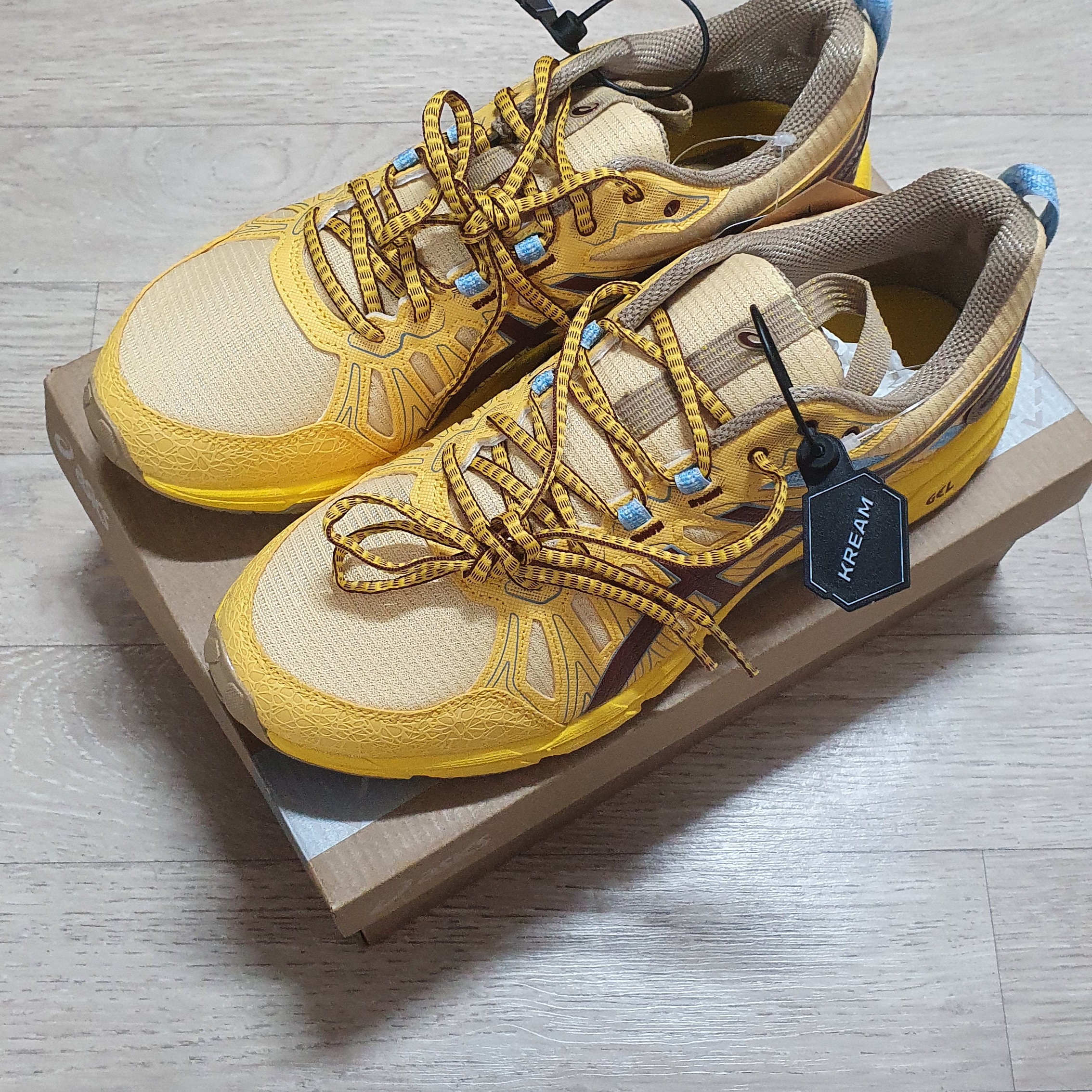 Asics HN1-S Gel-Venture 7 Yellow Ox Brown 착용 스타일 - 1