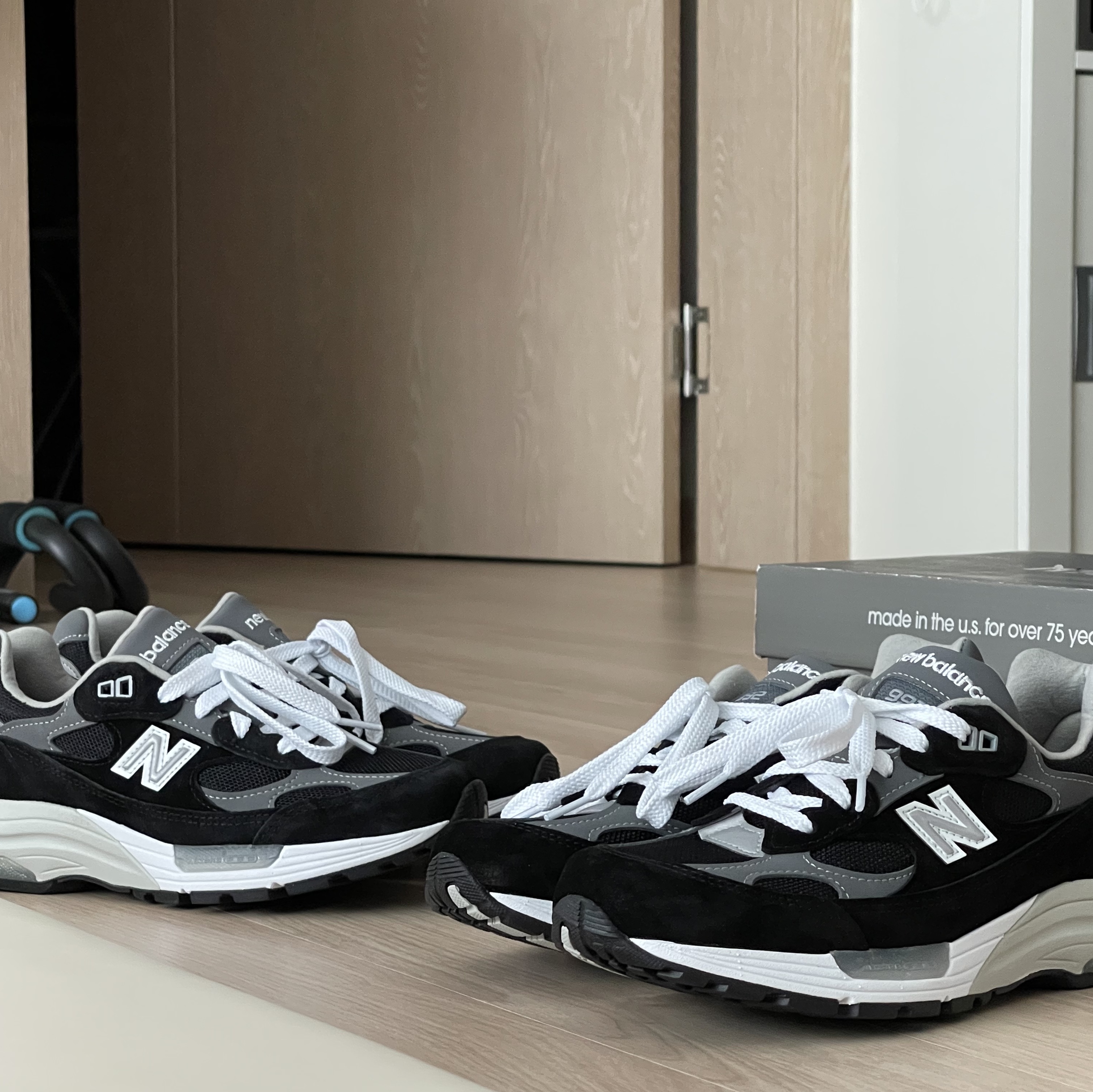New Balance 992 Made in USA Black Grey 착용 스타일 - 1