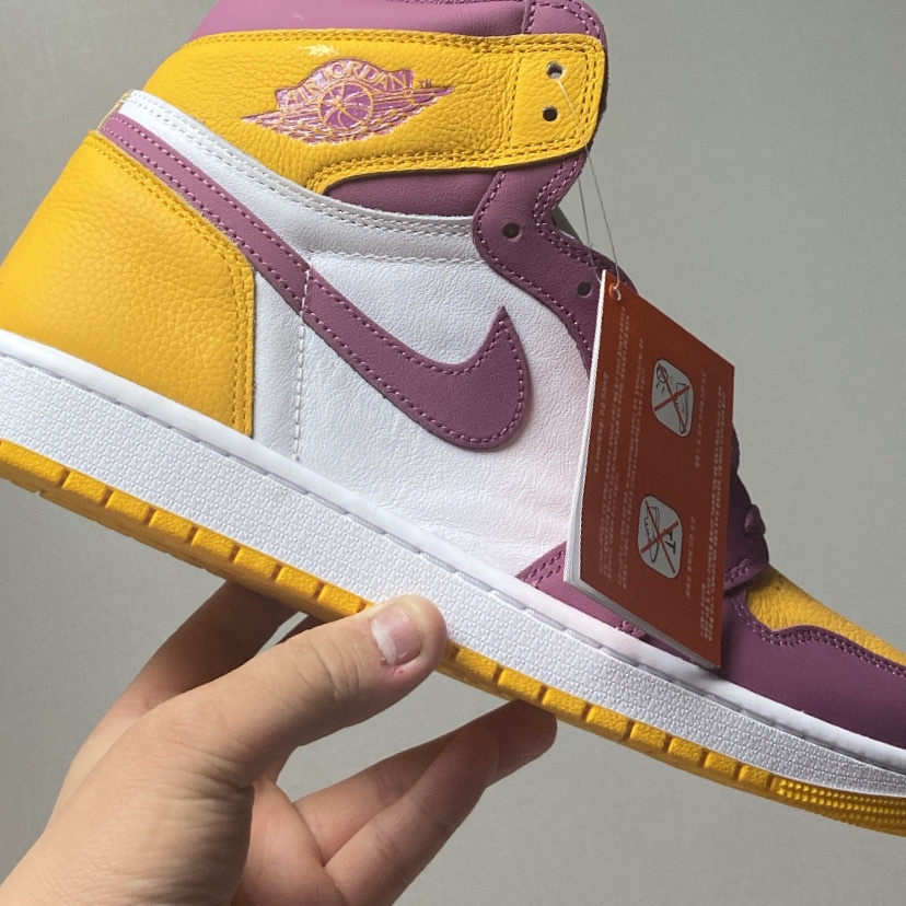 Jordan 1 Retro High OG University Gold Light Bordeaux 착용 스타일 - 2