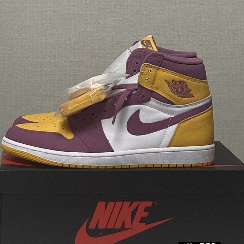 Jordan 1 Retro High OG University Gold Light Bordeaux 착용 스타일 - 1