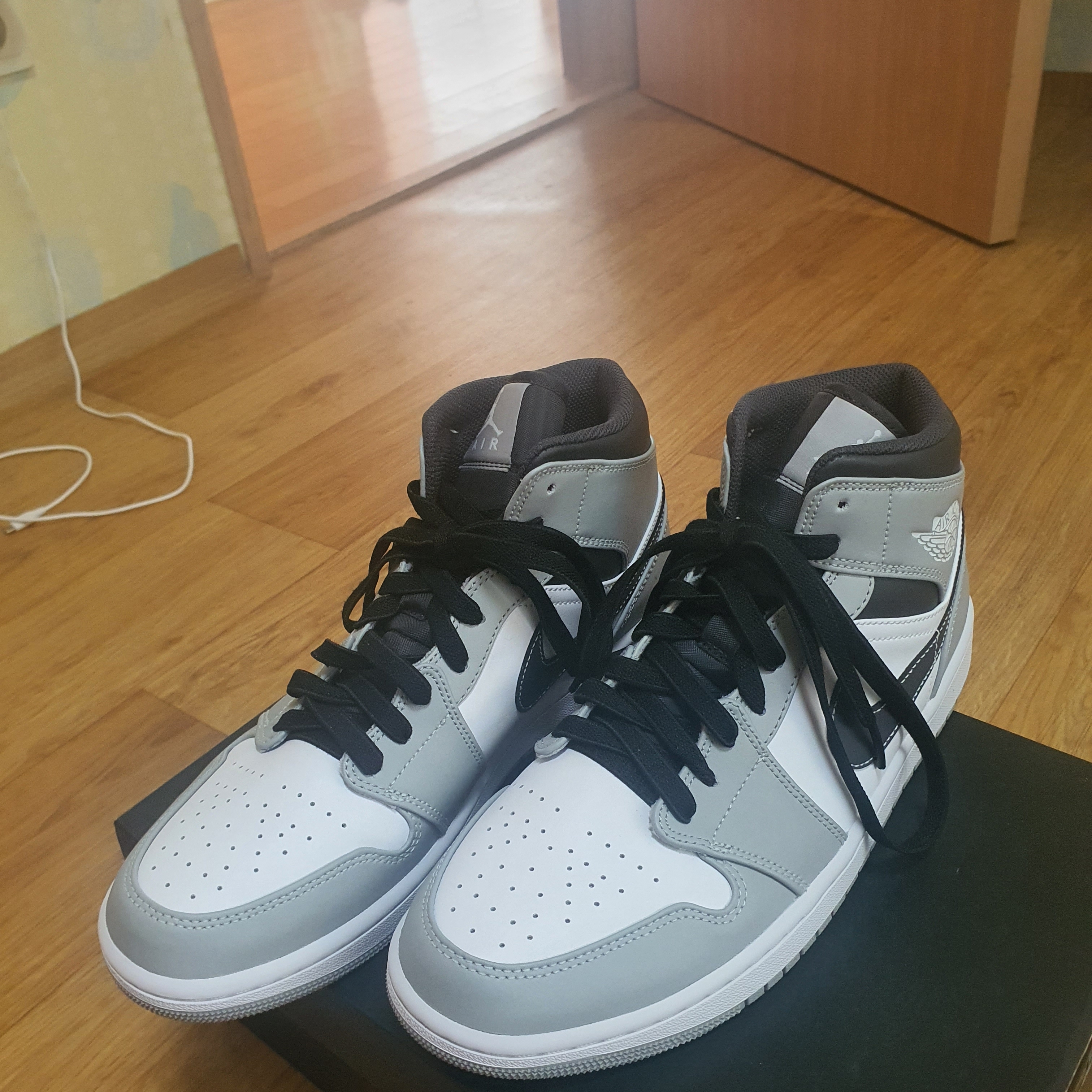 Jordan 1 Mid Light Smoke Grey Anthracite 착용 스타일 - 2
