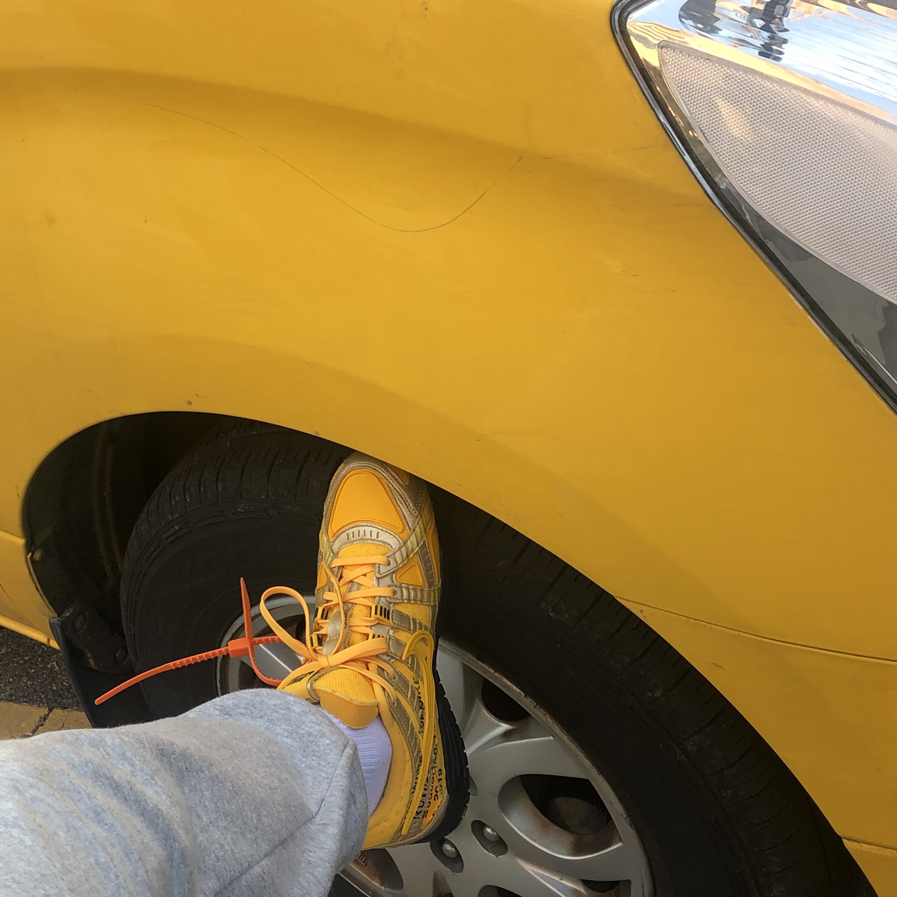 Nike x Off-White Air Rubber Dunk University Gold 착용 스타일