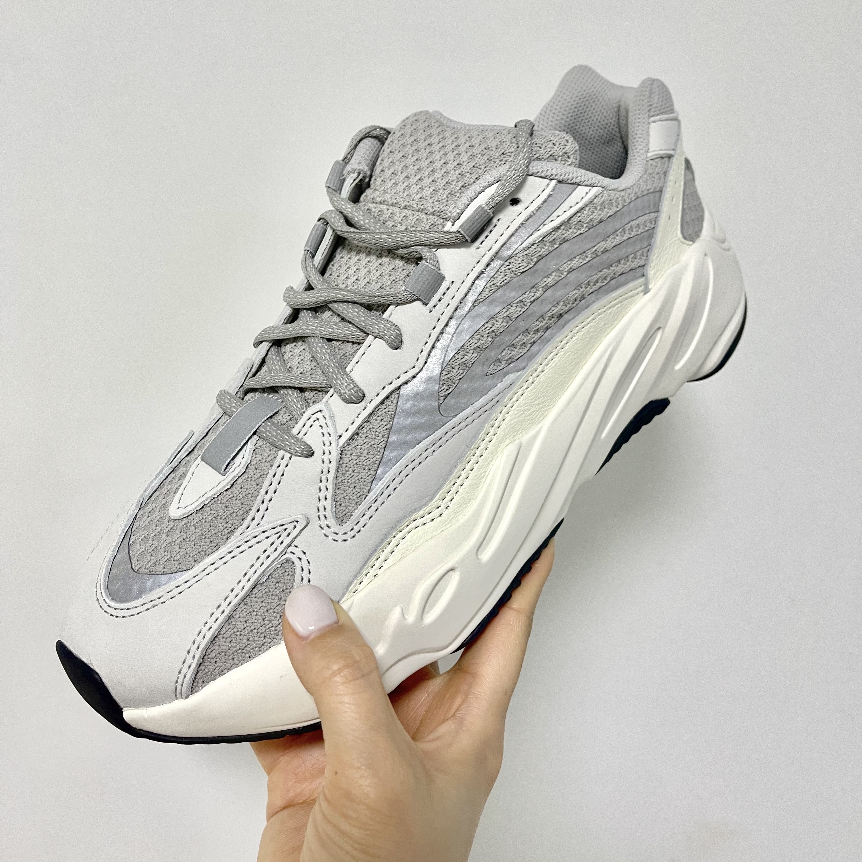 Adidas Yeezy Boost 700 V2 Static 2022 착용 스타일 - 1