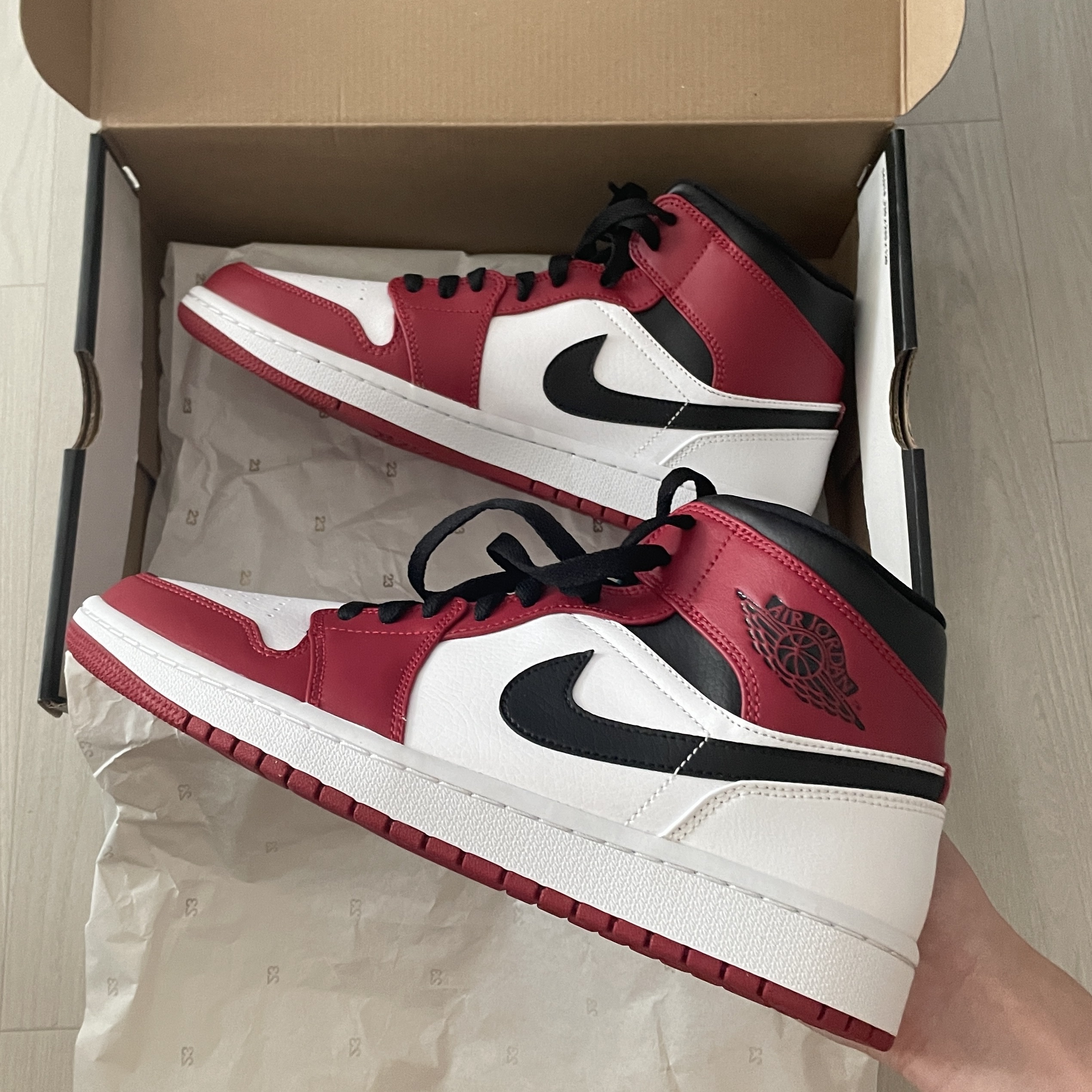 Jordan 1 Mid Chicago 2020, (GS) Jordan 1 Mid White Gym Red Black 착용 스타일