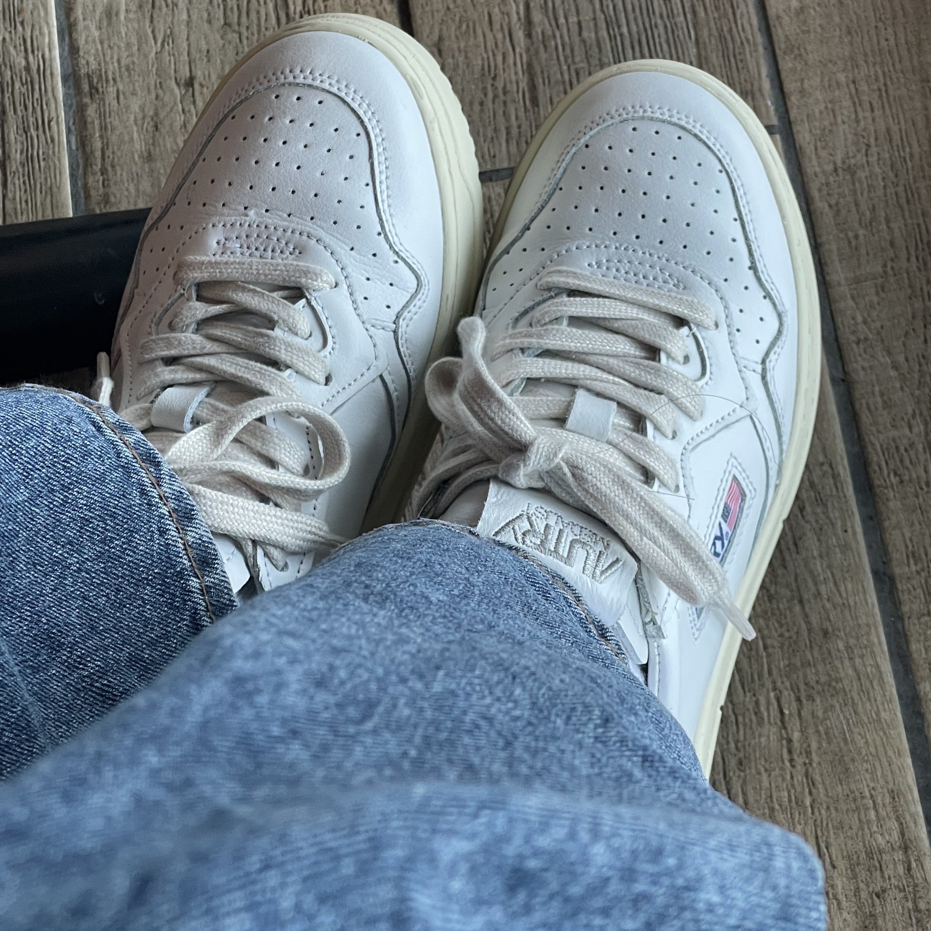 (W) Autry Medalist Low Leather Sneakers White 착용 스타일