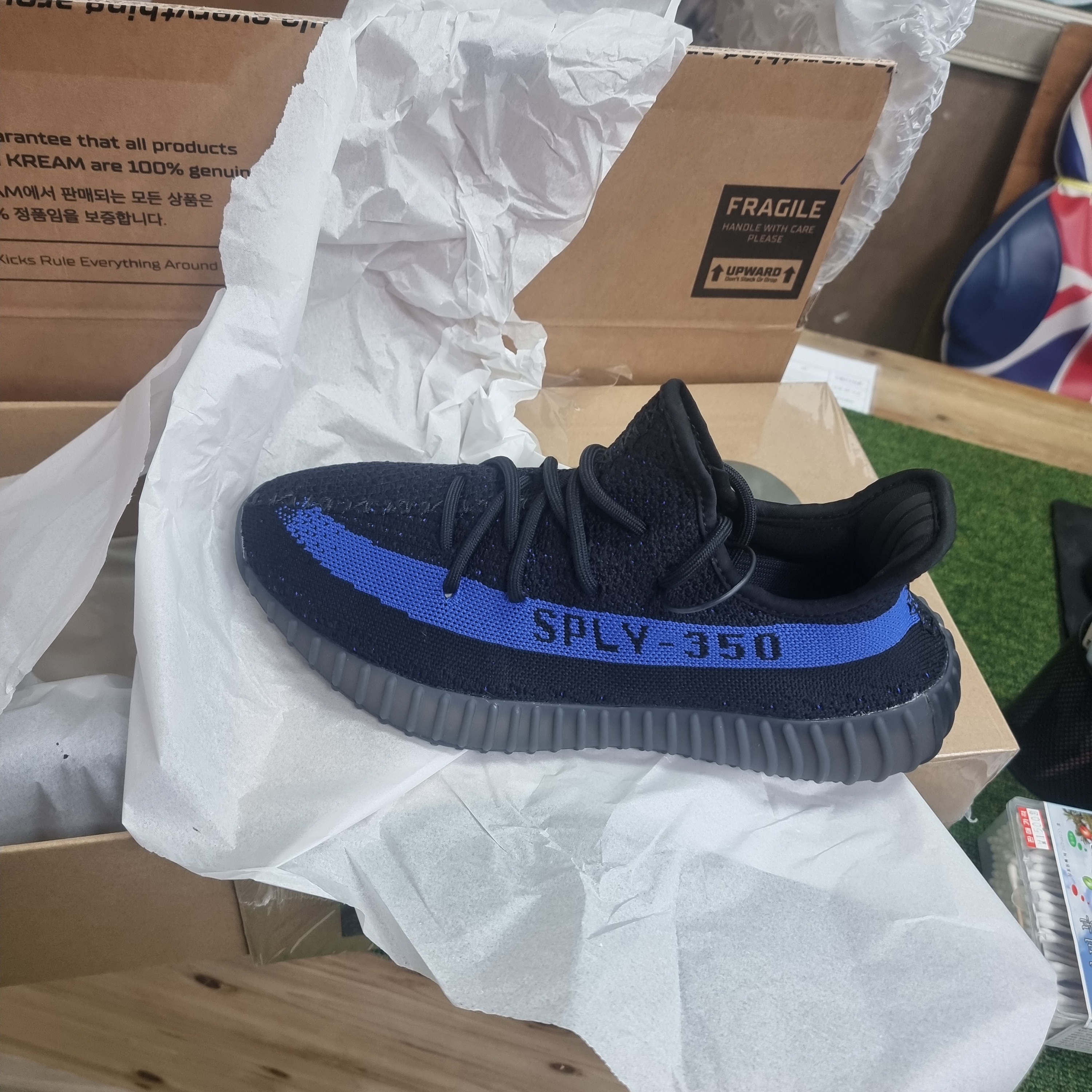 Adidas Yeezy Boost 350 V2 Dazzling Blue 착용 스타일