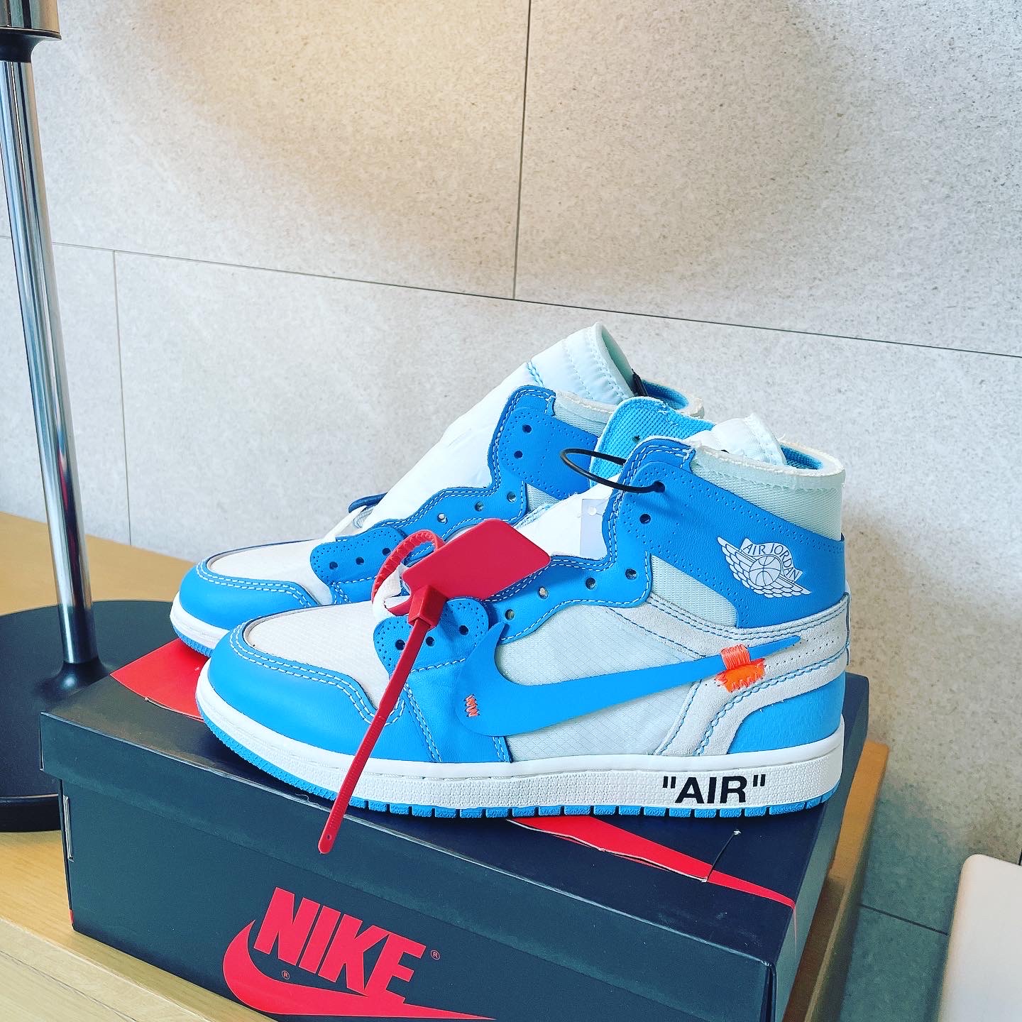 Jordan 1 x Off-White Retro High University Blue 착용 스타일 - 2