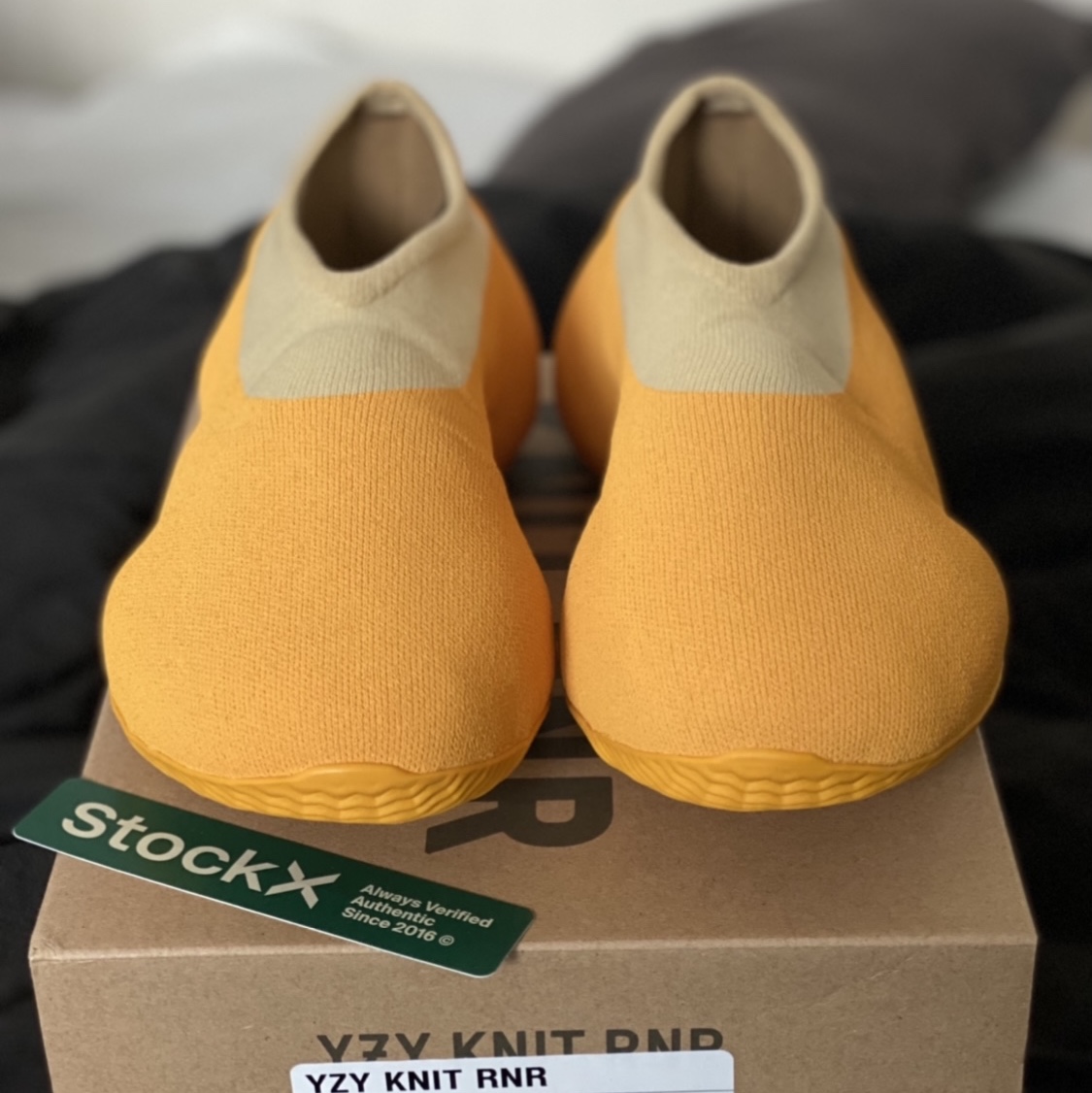 Adidas Yeezy Knit RNR Sulfur 착용 스타일 - 1