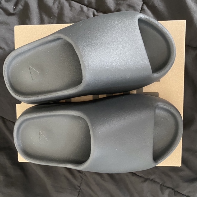 Adidas Yeezy Slide Onyx 착용 스타일 - 2