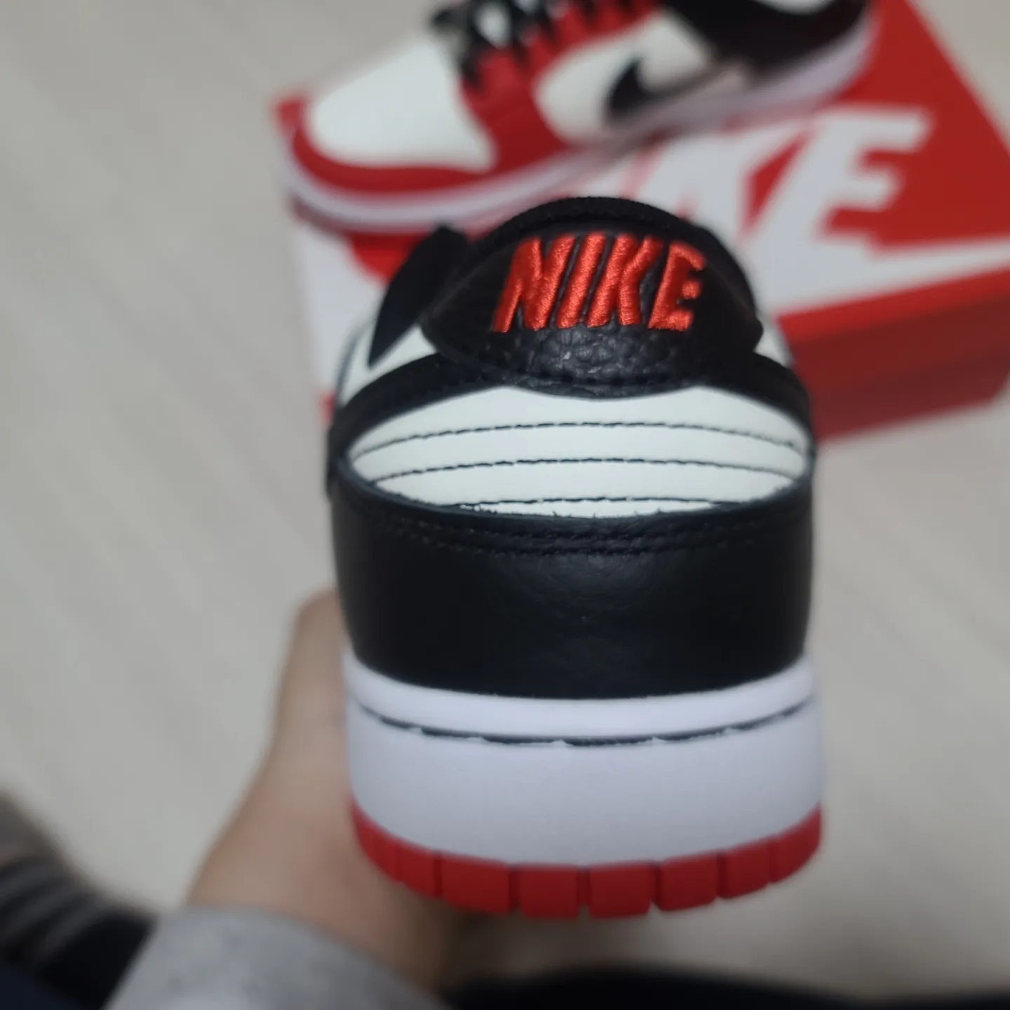 Nike x NBA Dunk Low Retro EMB Black and Chile Red 착용 스타일 - 3