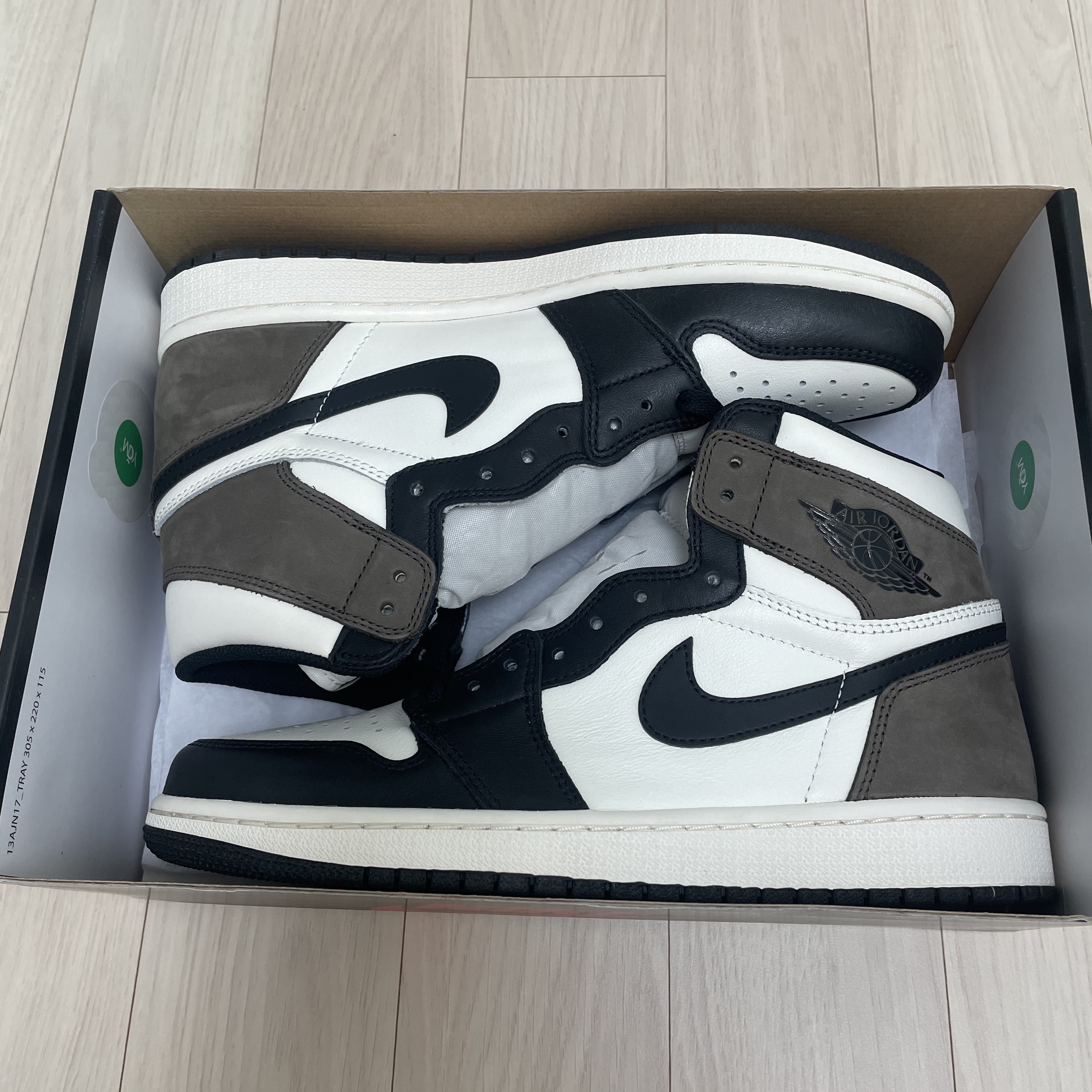 Jordan 1 Retro High OG Black Mocha 착용 스타일 - 2