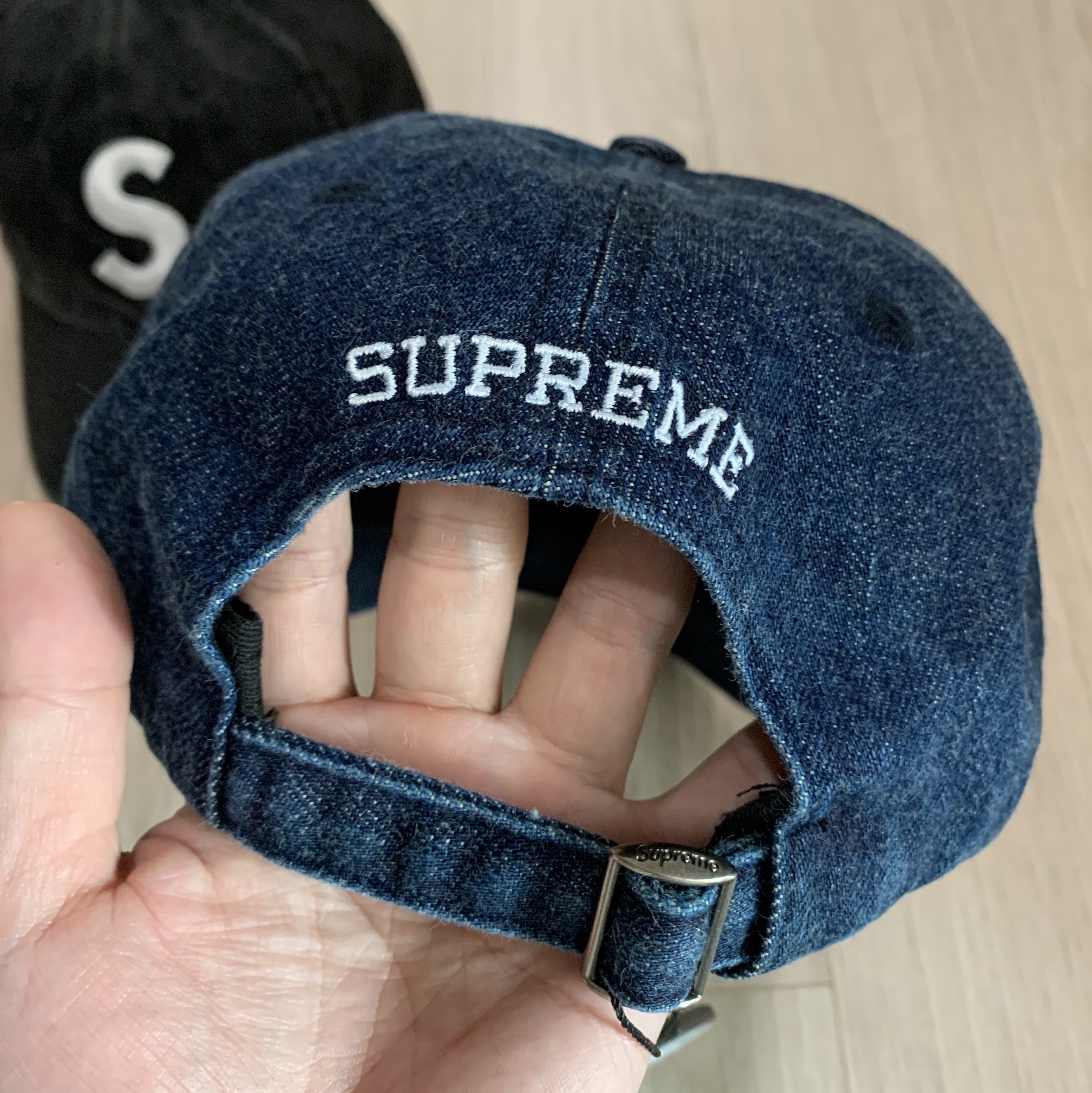 Supreme Kevlar Denim S Logo 6-Panel Indigo - 22SS, Supreme Kevlar Denim S Logo 6-Panel Black - 22SS 착용 스타일 - 3