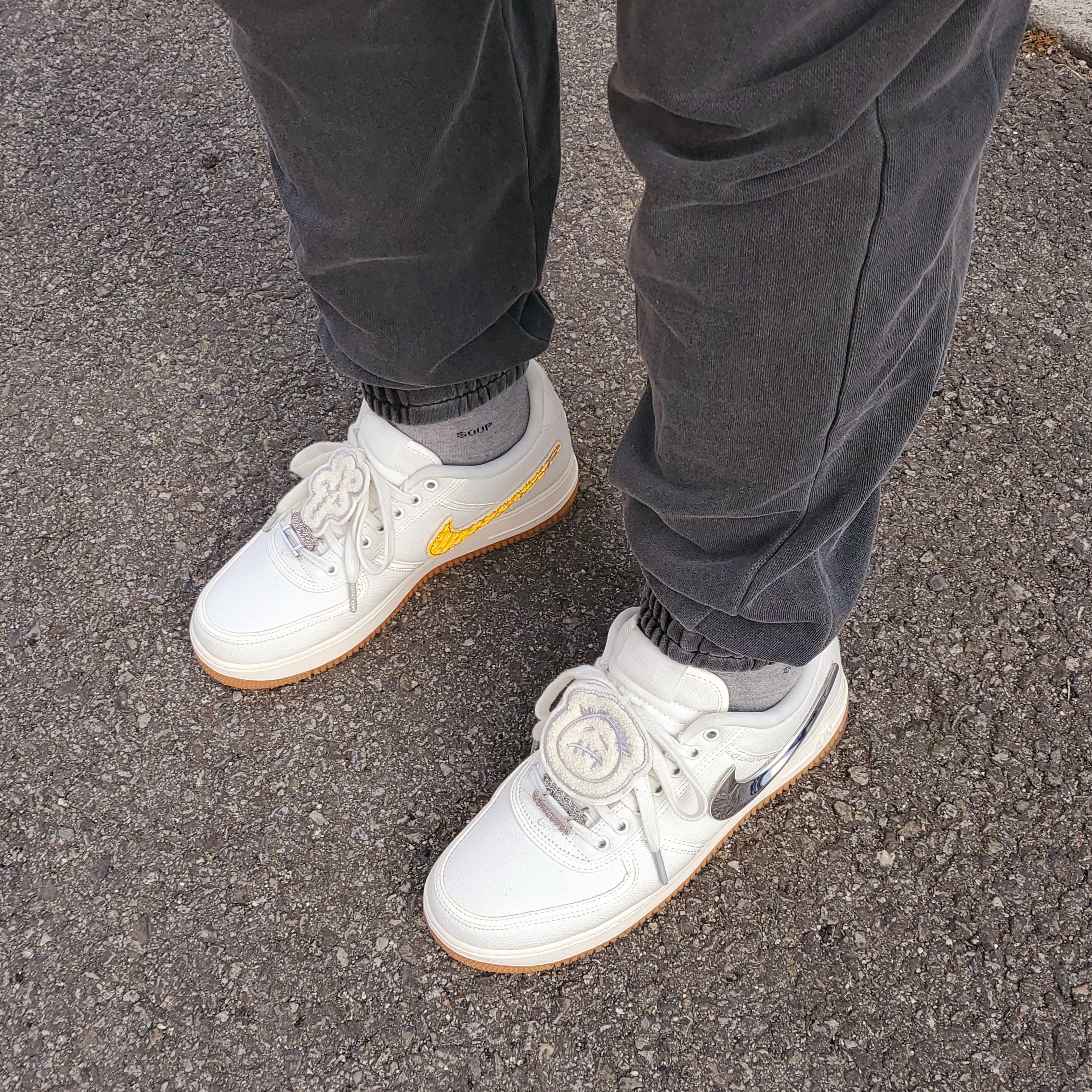 Nike x Travis Scott Air Force 1 Low Sail 착용 스타일 - 3