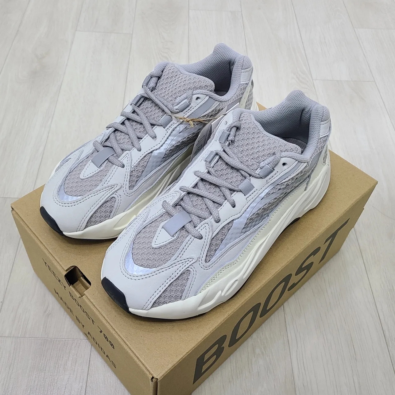 Adidas Yeezy Boost 700 V2 Static 2022 착용 스타일 - 4