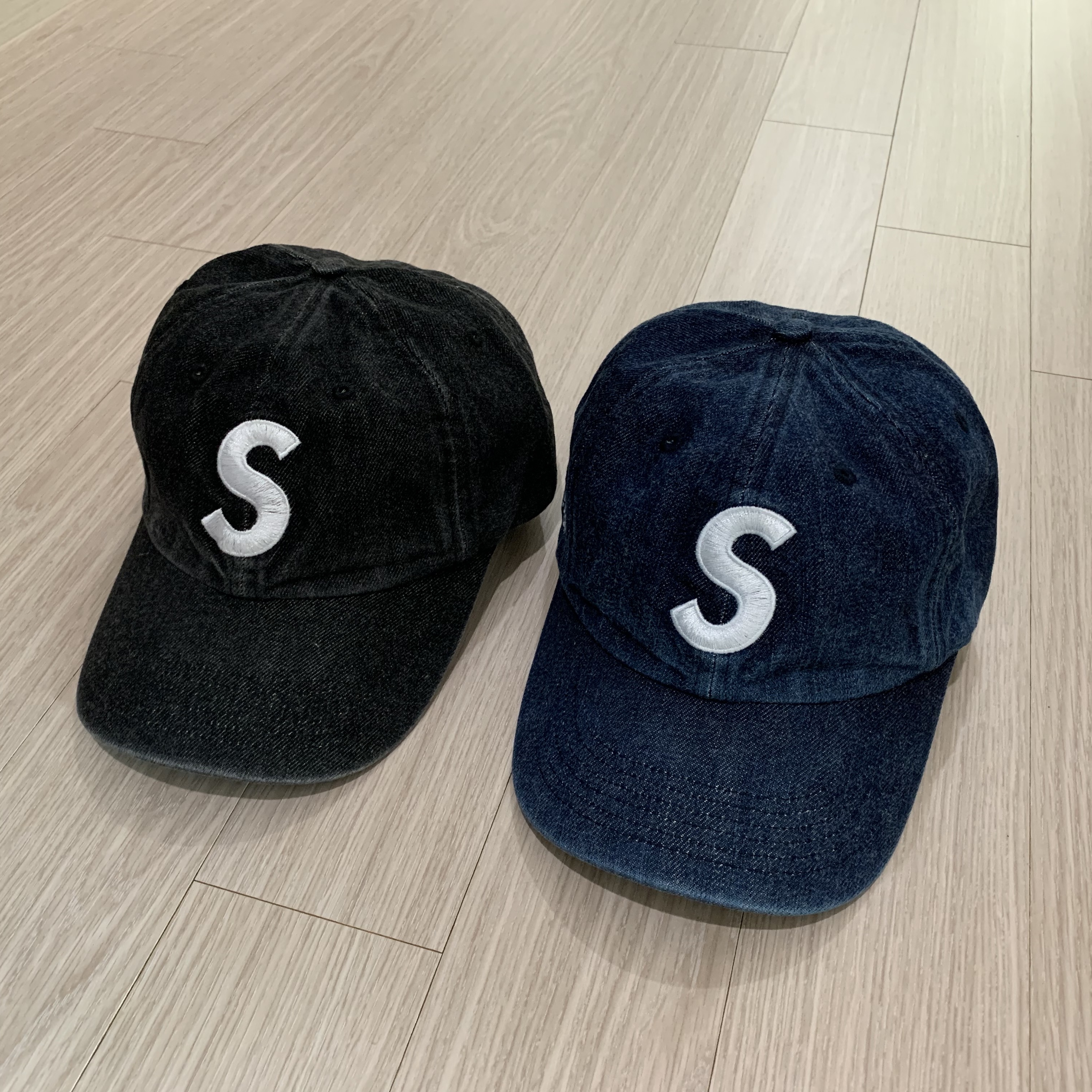 Supreme Kevlar Denim S Logo 6-Panel Indigo - 22SS, Supreme Kevlar Denim S Logo 6-Panel Black - 22SS 착용 스타일 - 1