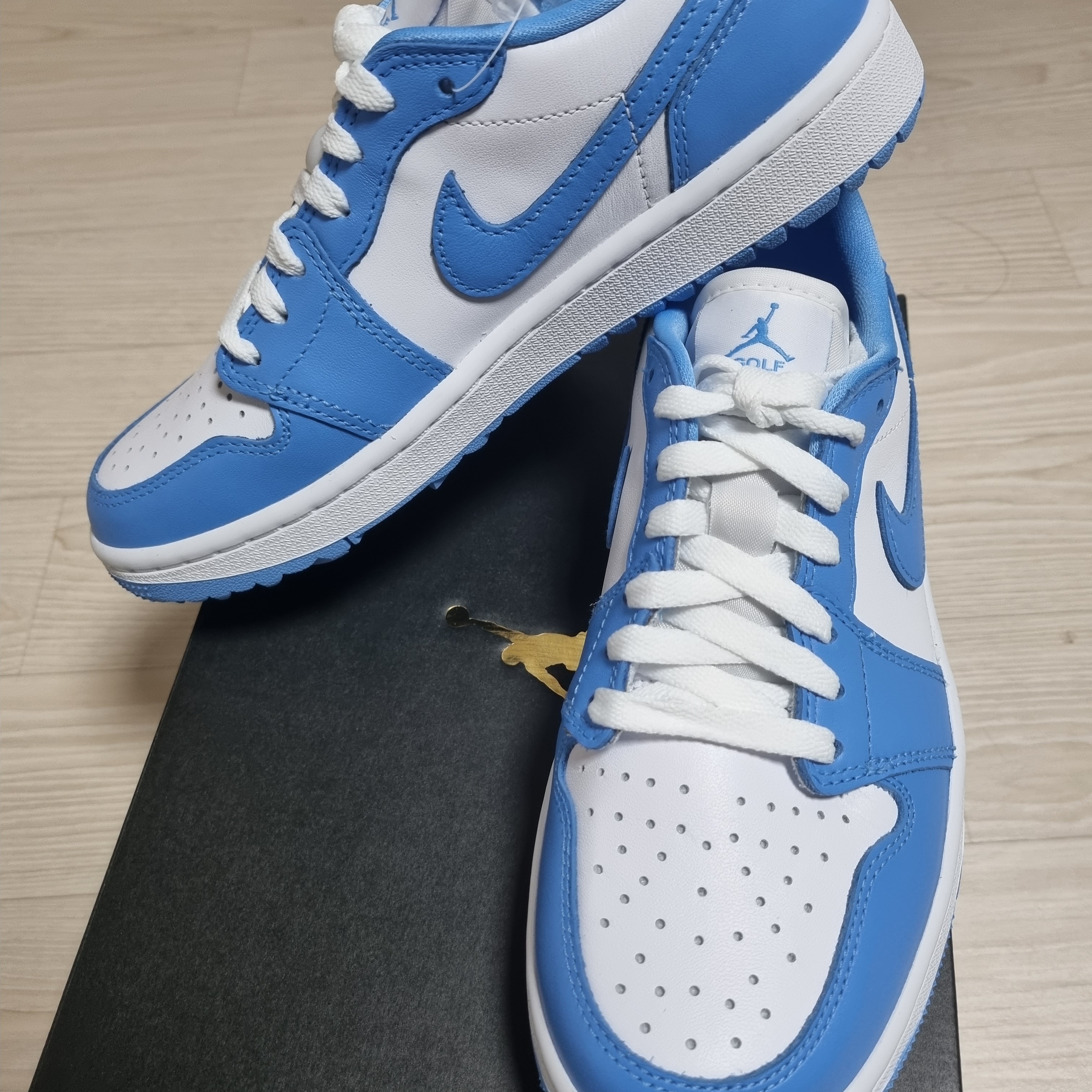 Jordan 1 Low Golf White and University Blue 착용 스타일
