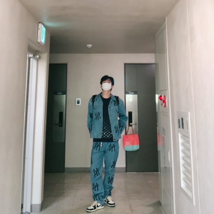 Supreme x New York Yankees Denim Trucker Jacket Washed Blue - 21FW, Supreme x New York Yankees Regular Jean Washed Blue - 21FW 착용 스타일 - 1