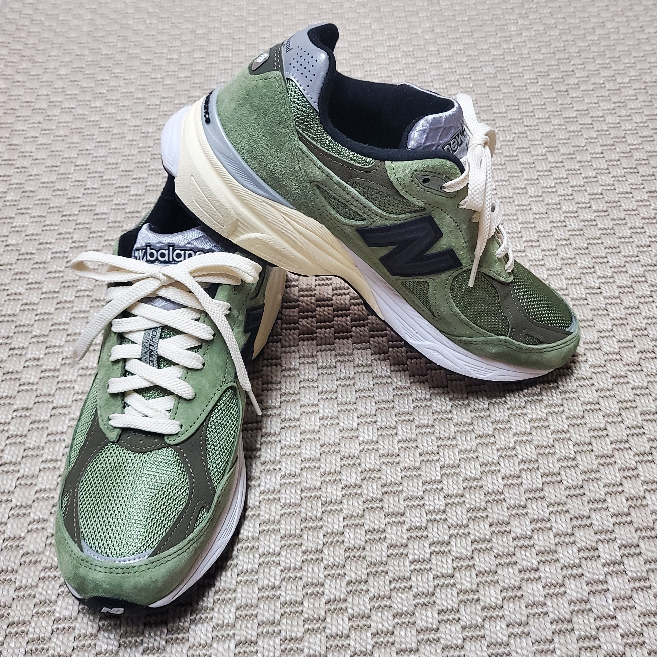 New Balance x JJJJound 990v3 Olive 착용 스타일 - 2