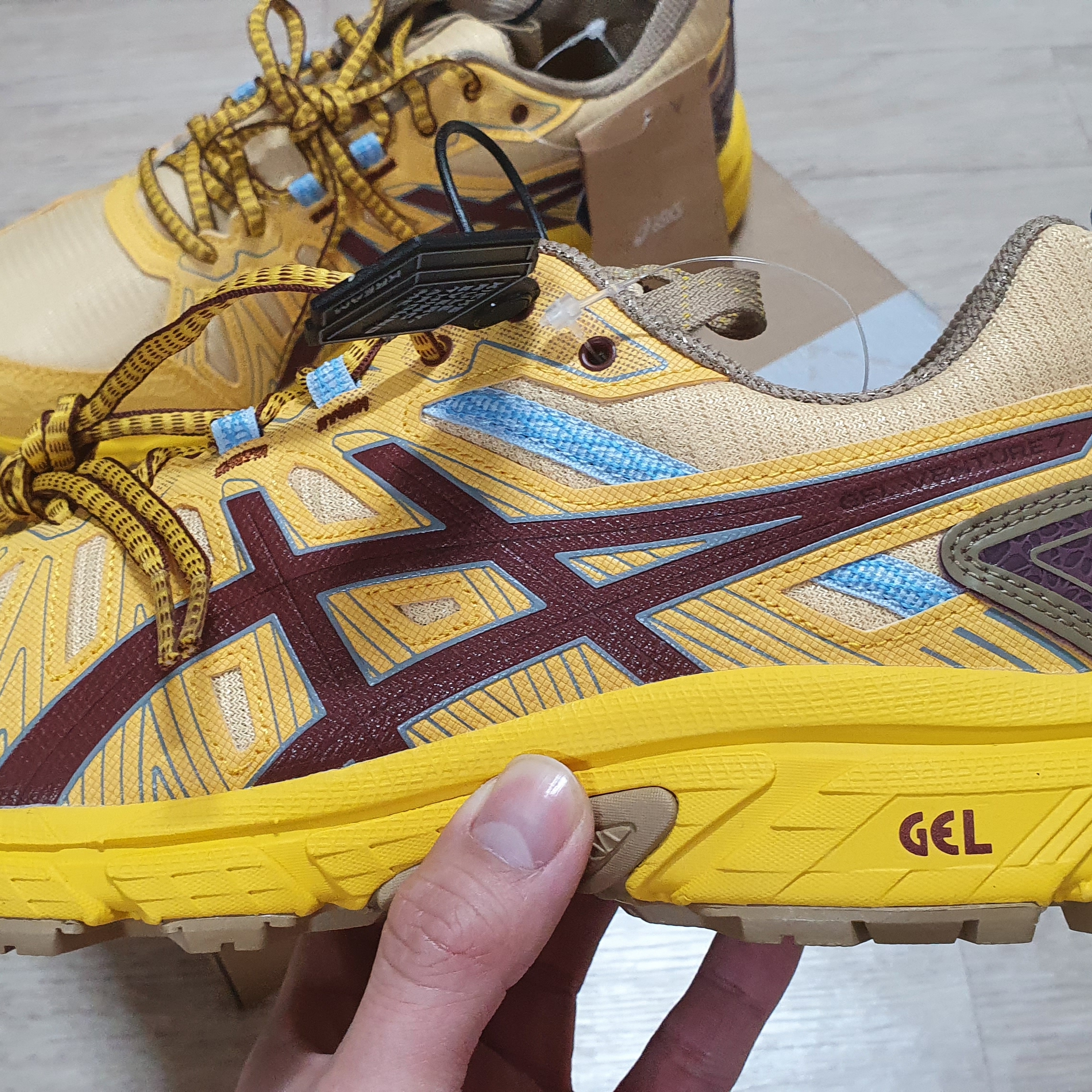 Asics HN1-S Gel-Venture 7 Yellow Ox Brown 착용 스타일 - 2