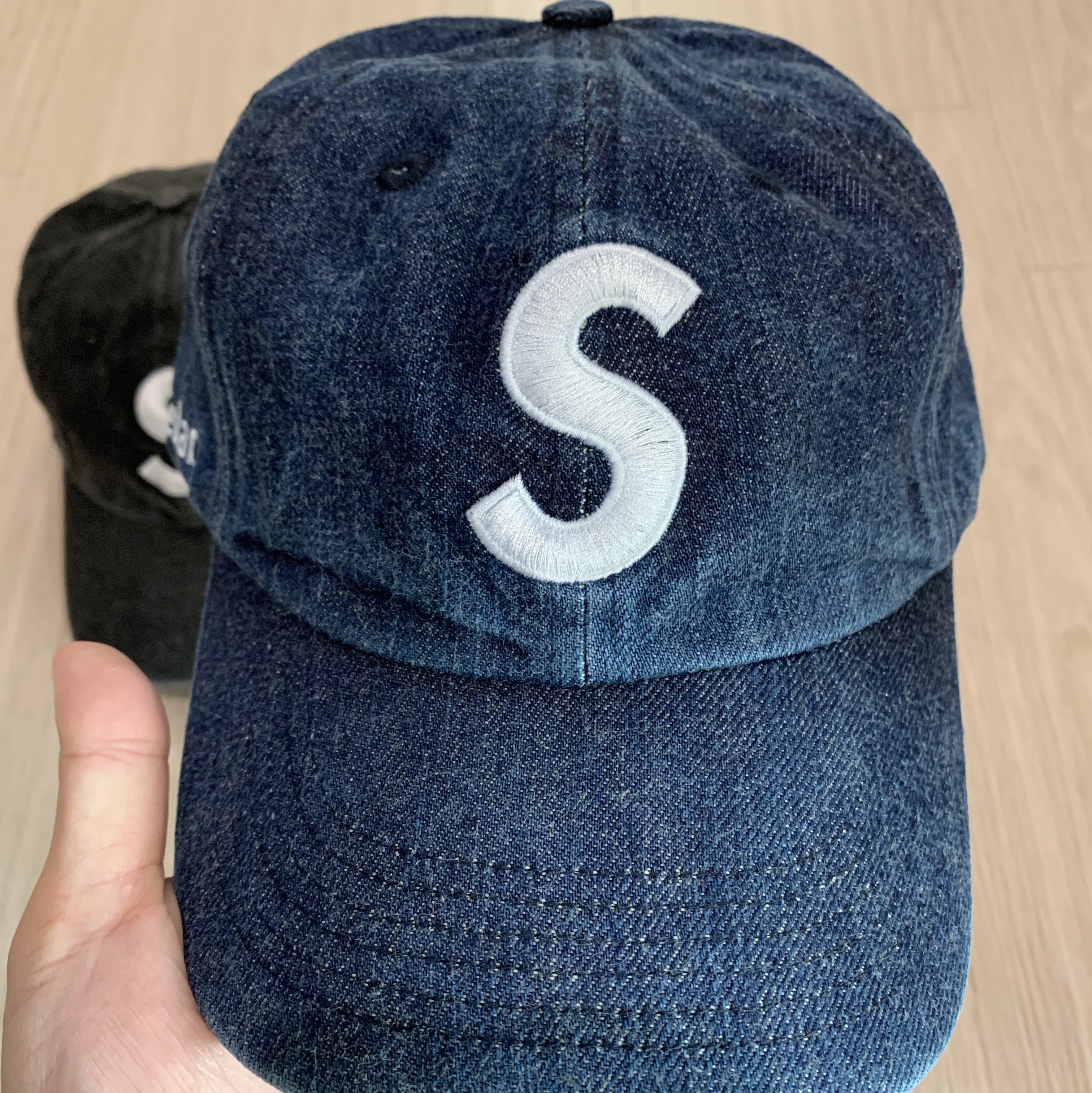 Supreme Kevlar Denim S Logo 6-Panel Indigo - 22SS, Supreme Kevlar Denim S Logo 6-Panel Black - 22SS 착용 스타일 - 2