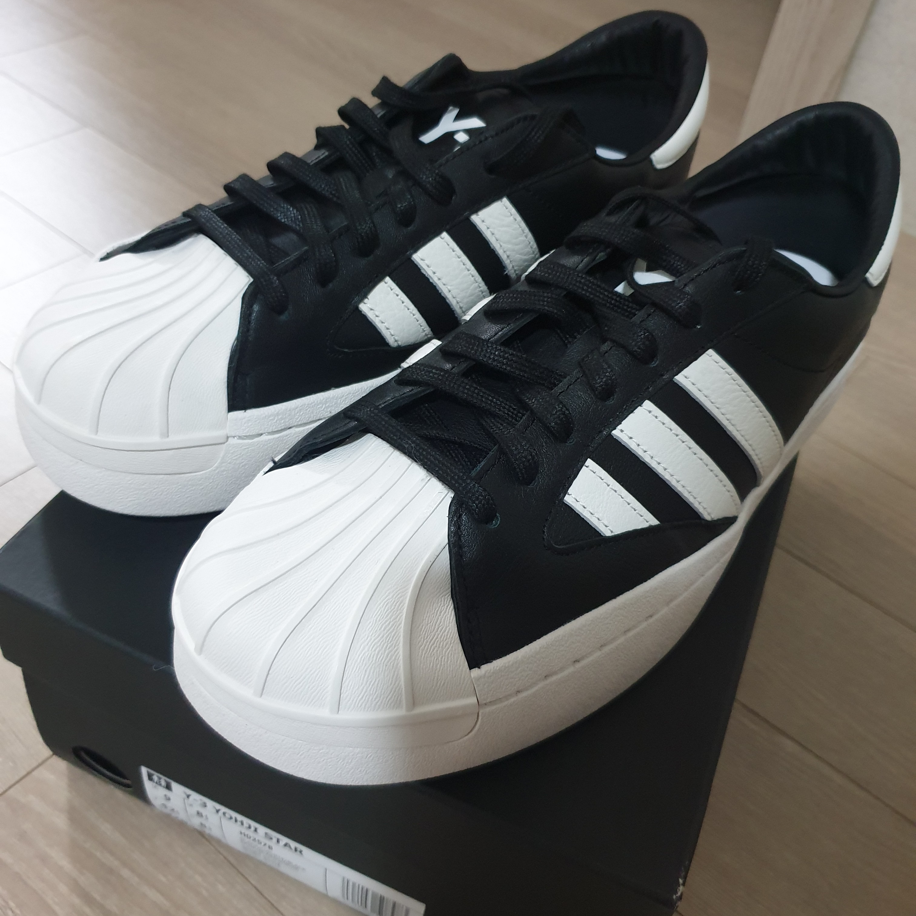 Y-3 Yohji Star Black White 착용 스타일