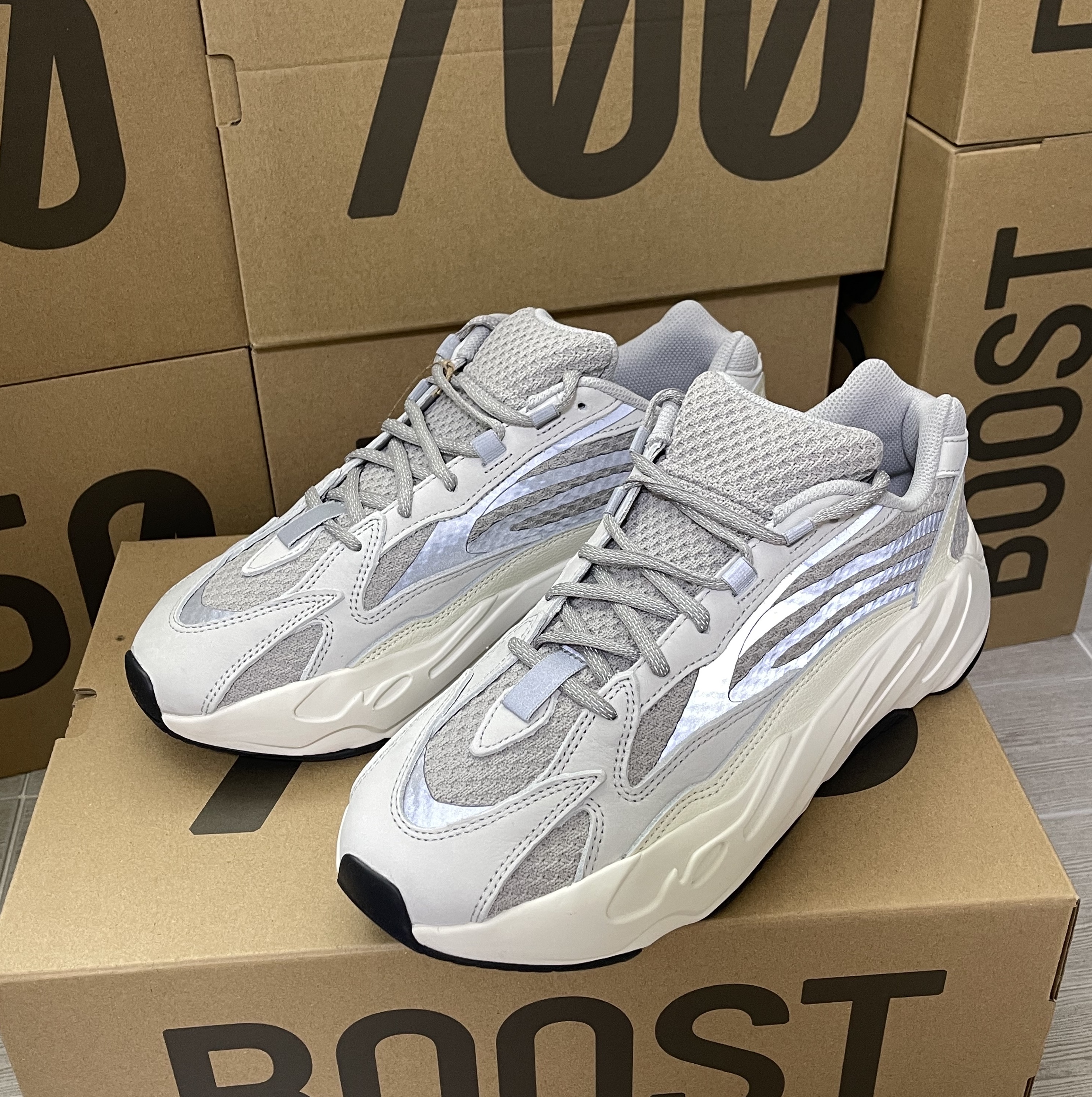 Adidas Yeezy Boost 700 V2 Static 2022 착용 스타일 - 2