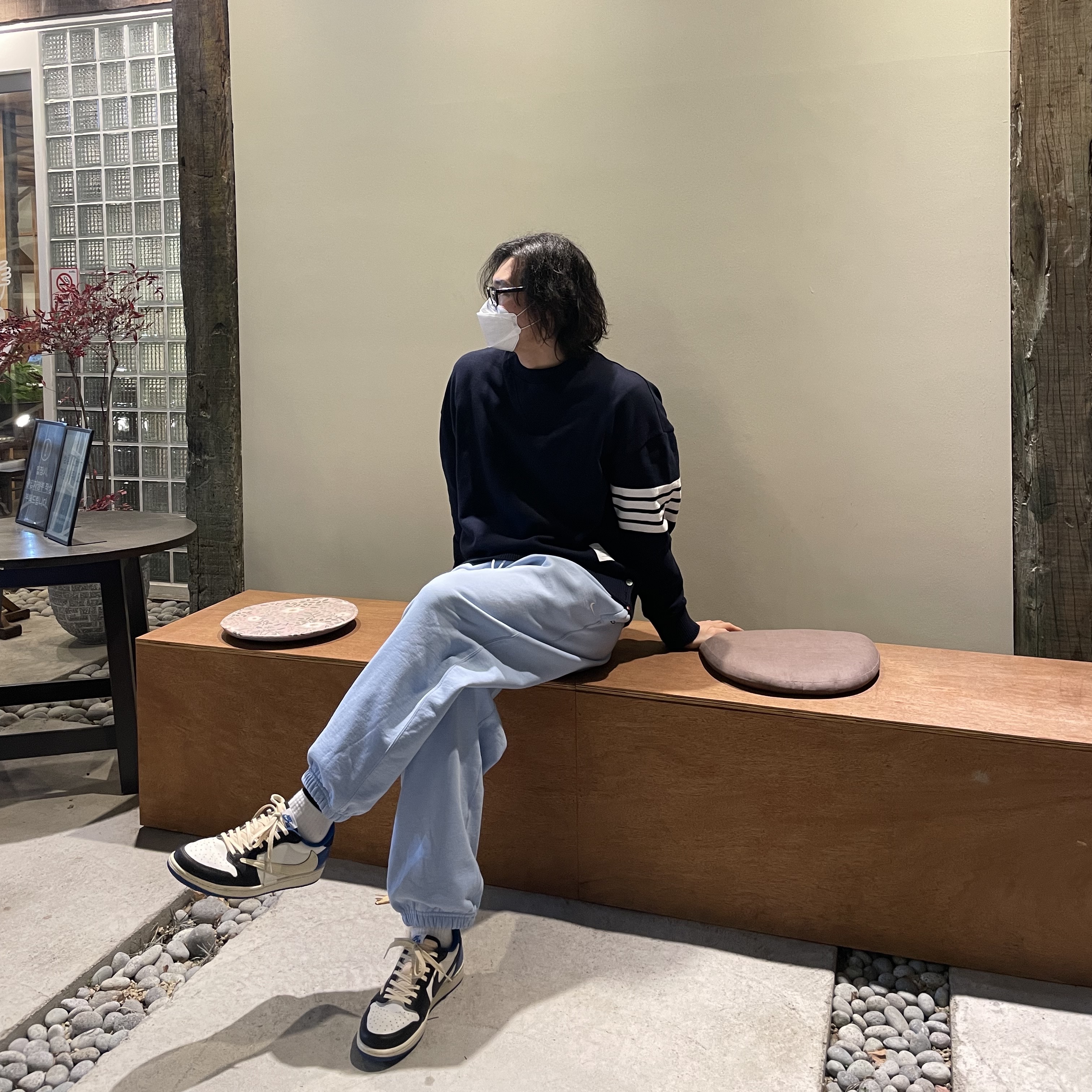 Jordan 1 x Travis Scott x Fragment Retro Low OG SP Military Blue, Nike NRG Solo Swoosh Fleece Pants Psychic Blue - US/EU 착용 스타일