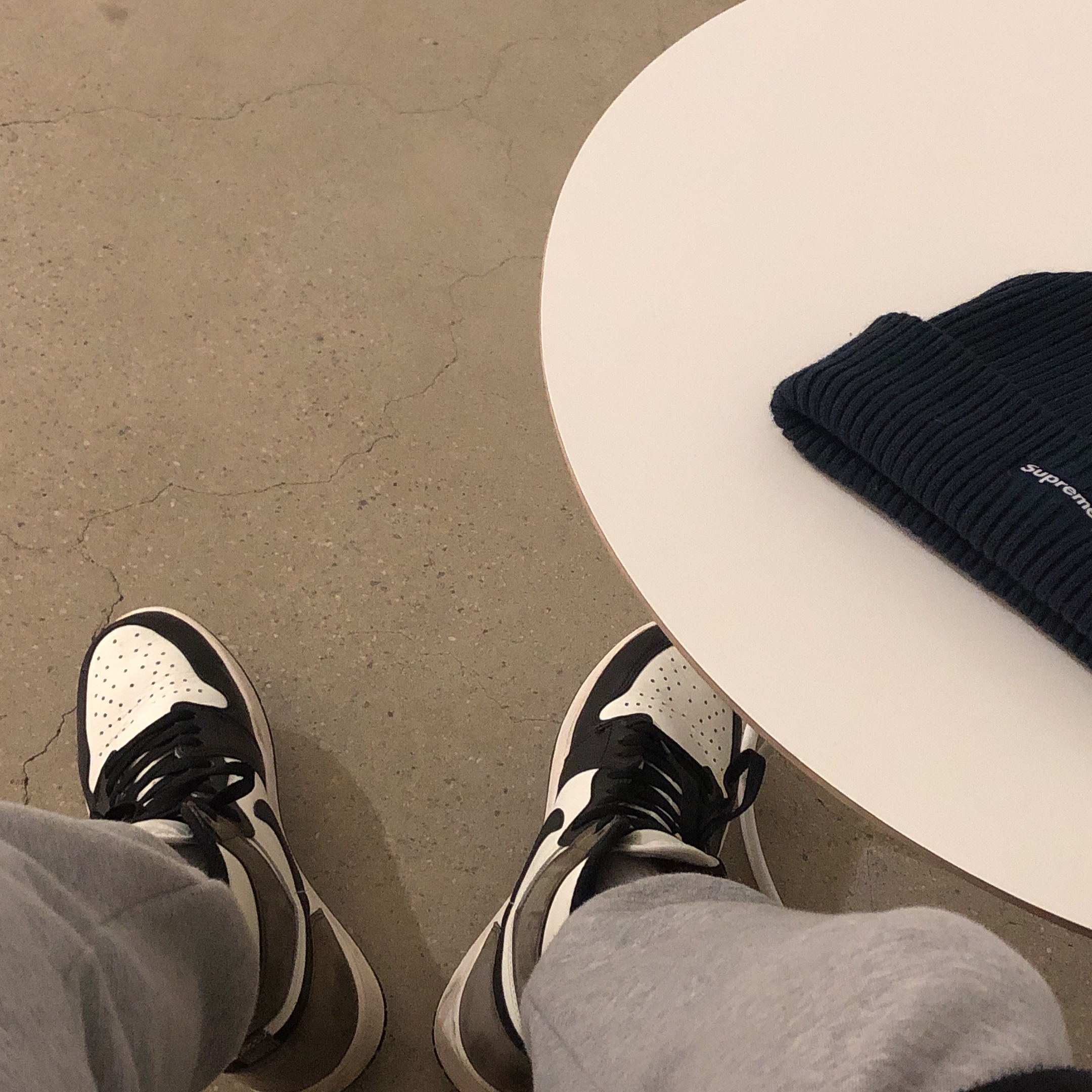 Supreme Overdyed Beanie Black, Jordan 1 Retro High OG Black Mocha 착용 스타일