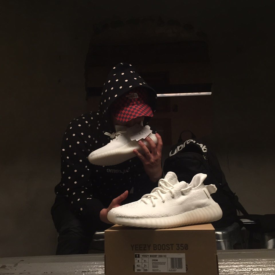 Adidas Yeezy Boost 350 V2 Cream/Triple White 착용 스타일