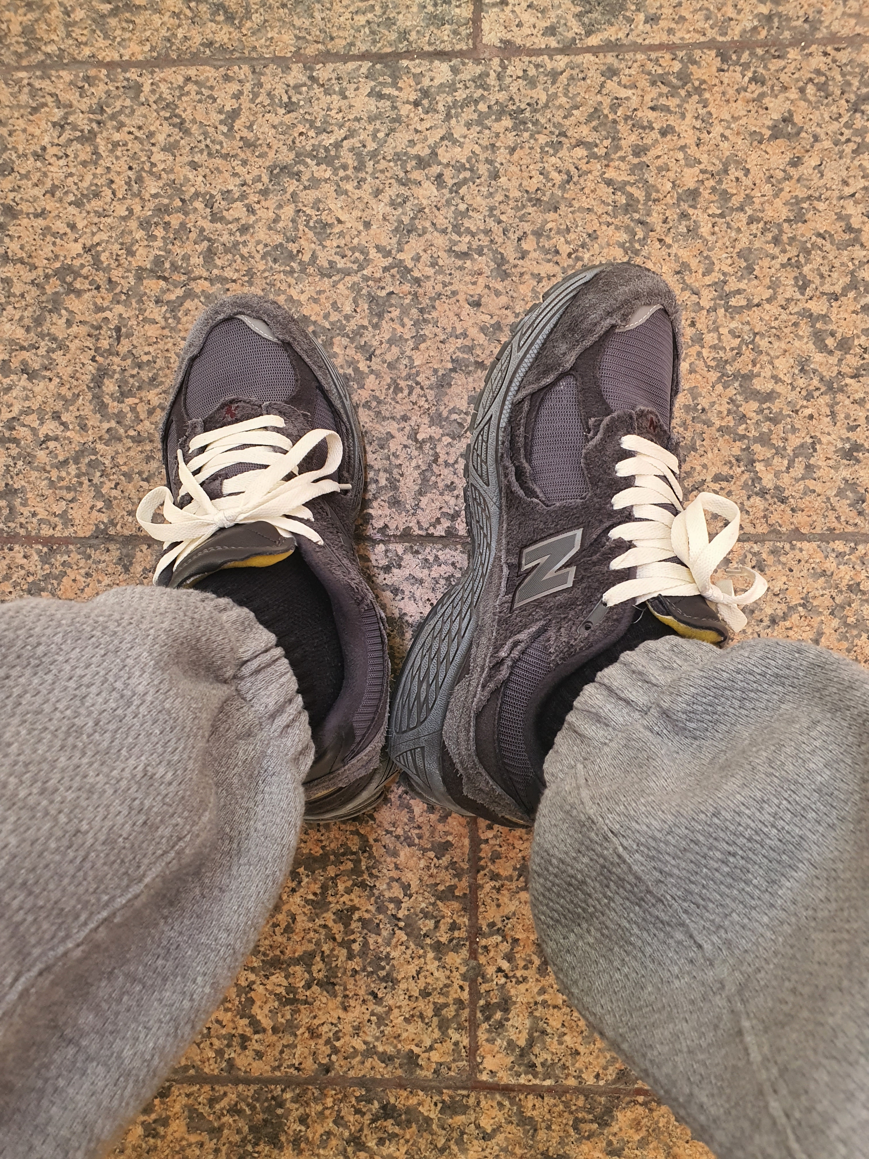 New Balance 2002R Protection Pack Phantom 착용 스타일 - 1