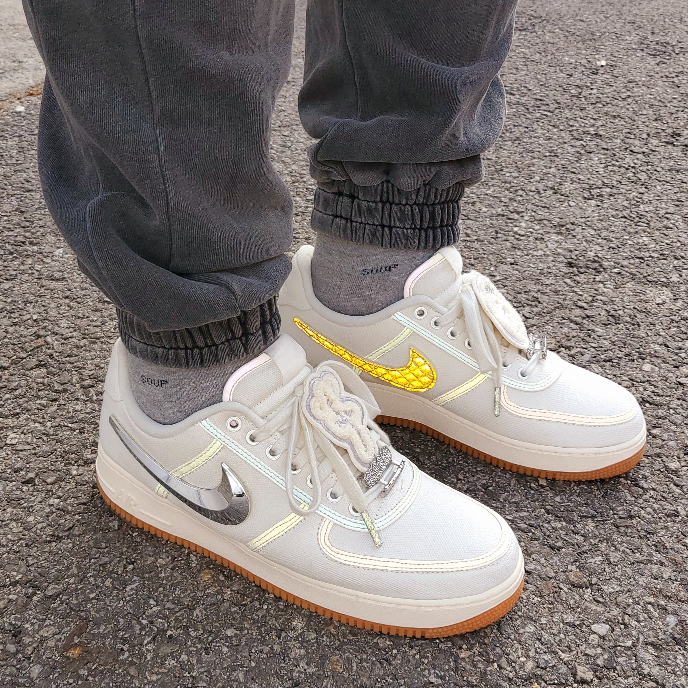 Nike x Travis Scott Air Force 1 Low Sail 착용 스타일 - 1