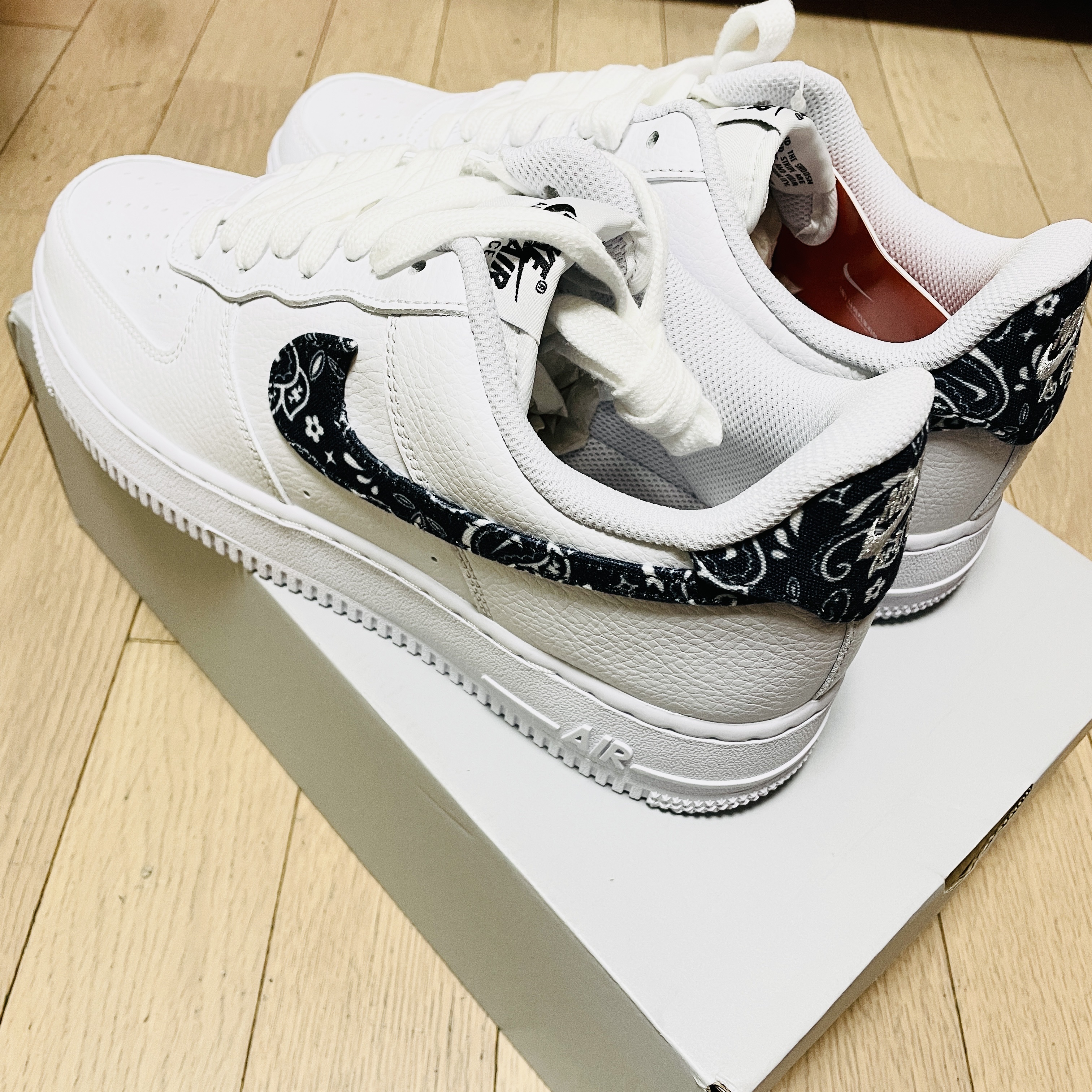 (W) Nike Air Force 1 '07 Essential Paisley Swoosh White Black 착용 스타일 - 2