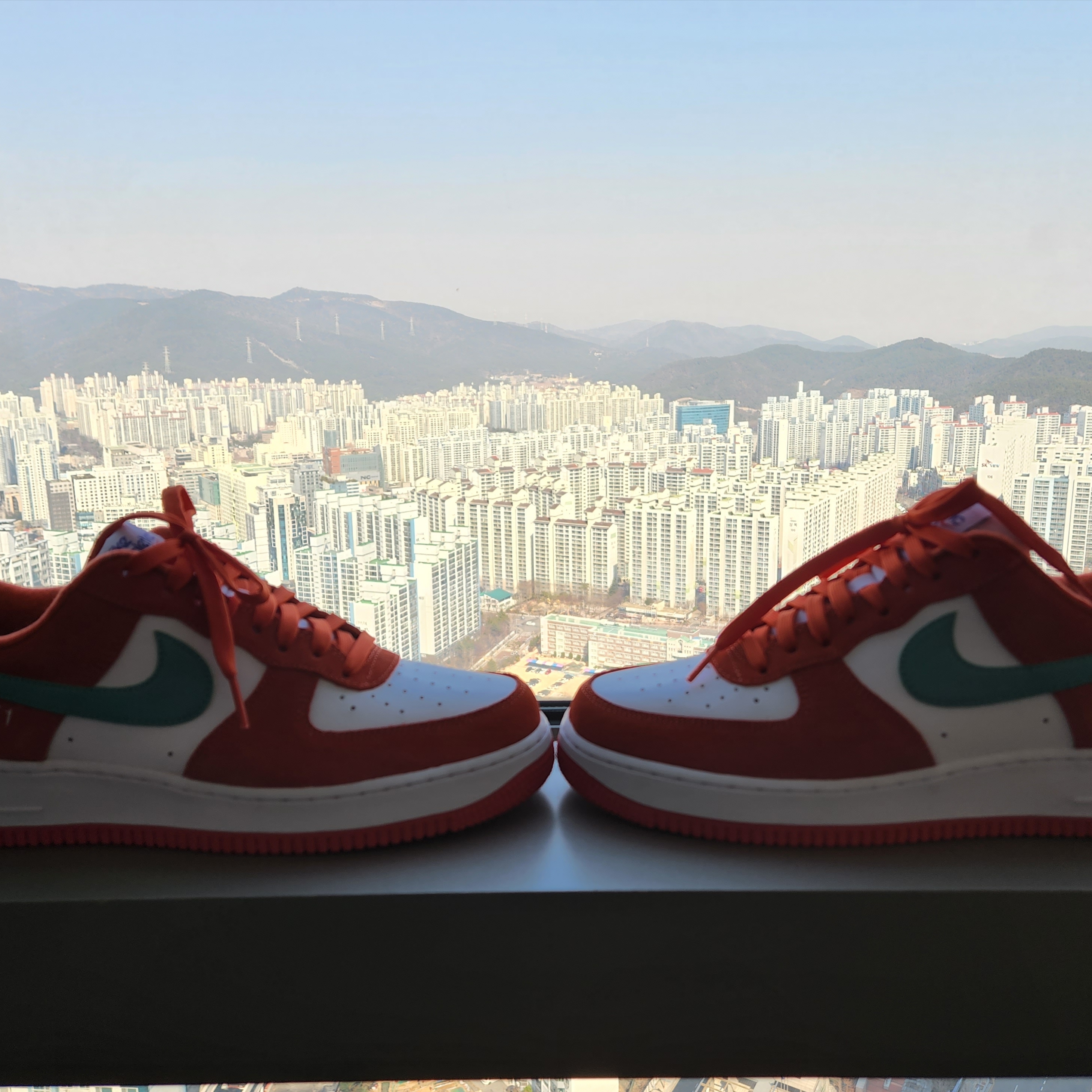 Nike Air Force 1 '07 LV8 Athletic Club Rush Orange Washed Teal 착용 스타일