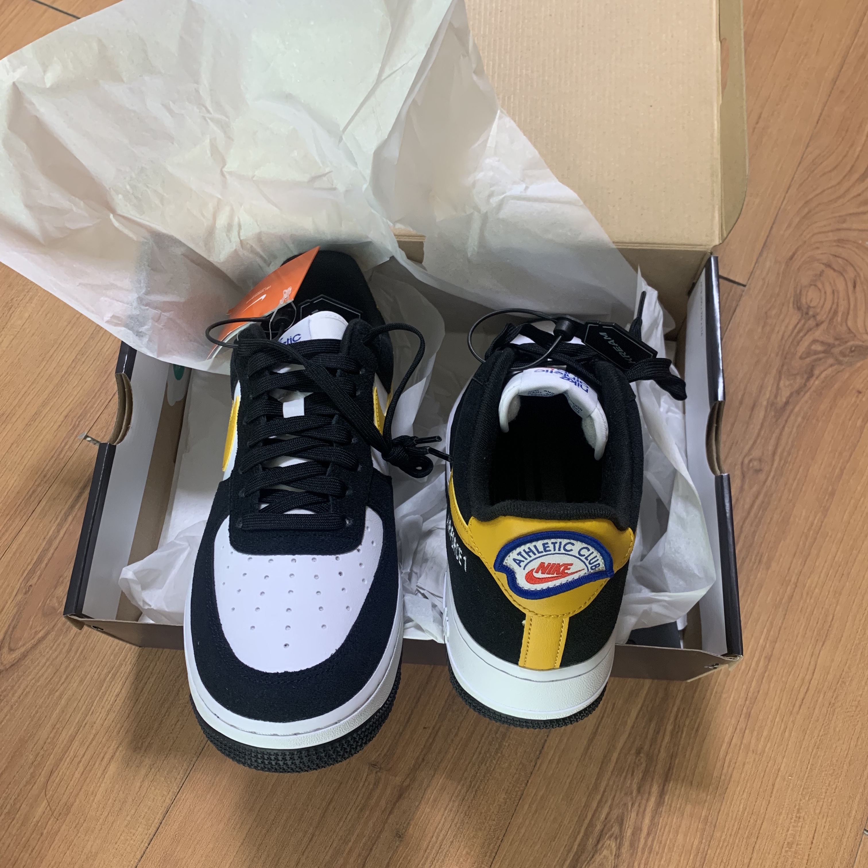 Nike Air Force 1 '07 LV8 Athletic Club Black Dark Sulfur 착용 스타일