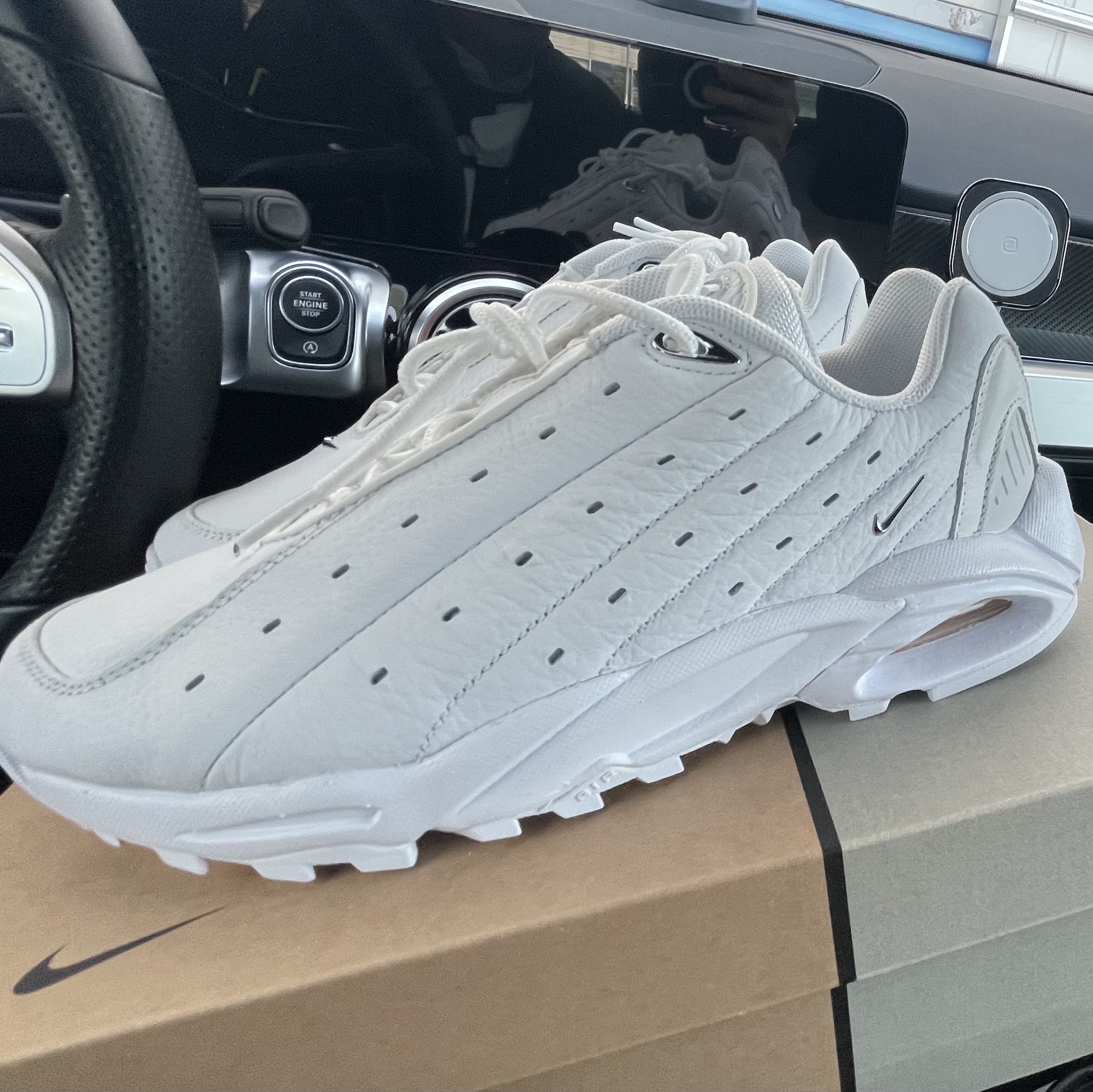 Nike x Drake Nocta Hot Step Air Terra Triple White 착용 스타일 - 3