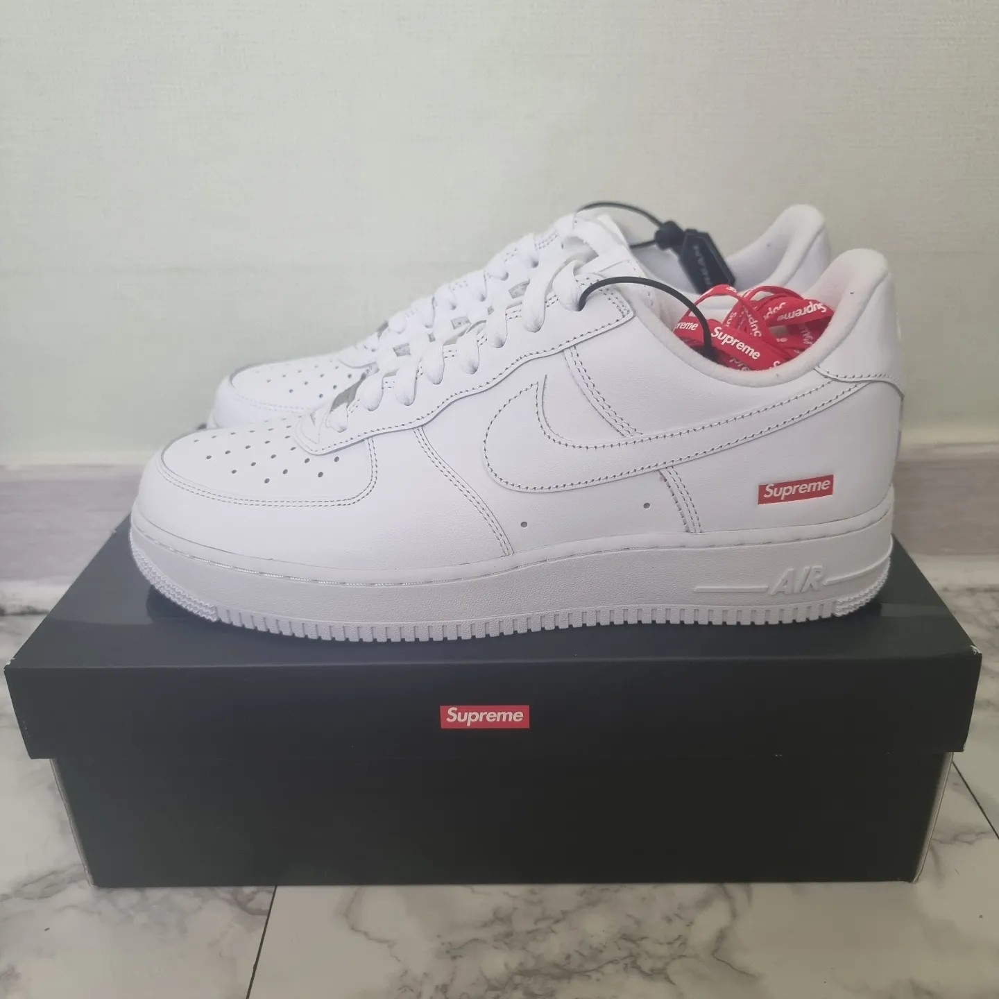 Nike x Supreme Air Force 1 Low White 착용 스타일 - 1