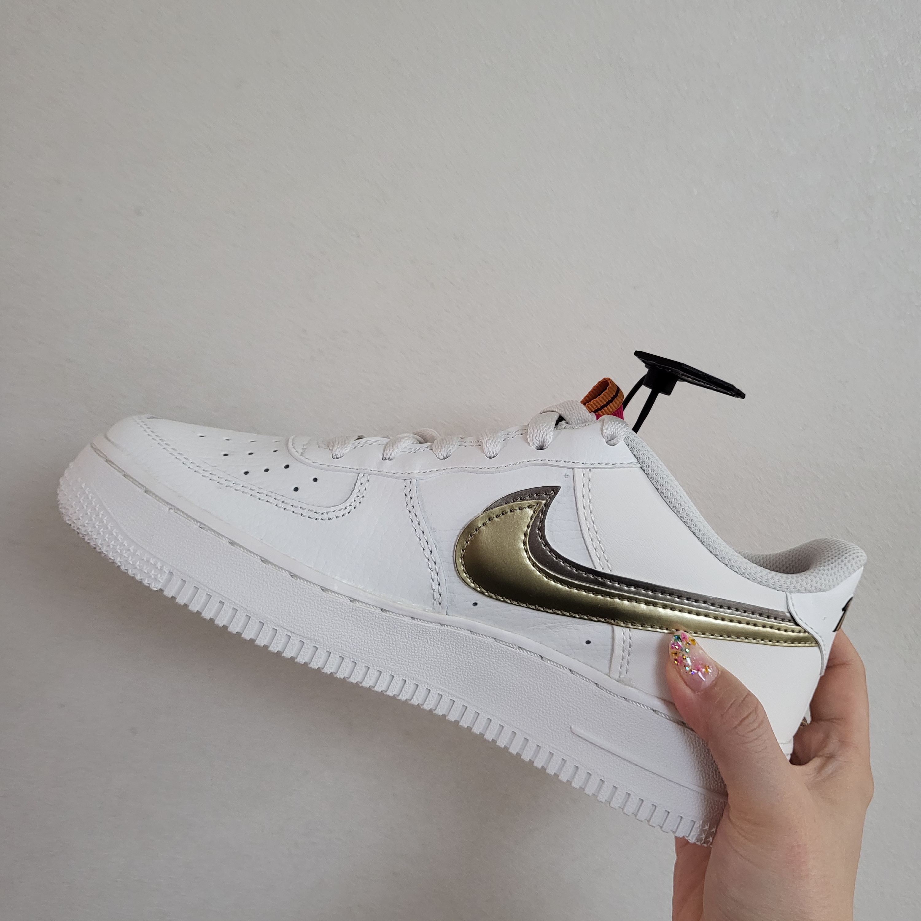 (GS) Nike Air Force 1 LV8 White Metallic Pewter 착용 스타일
