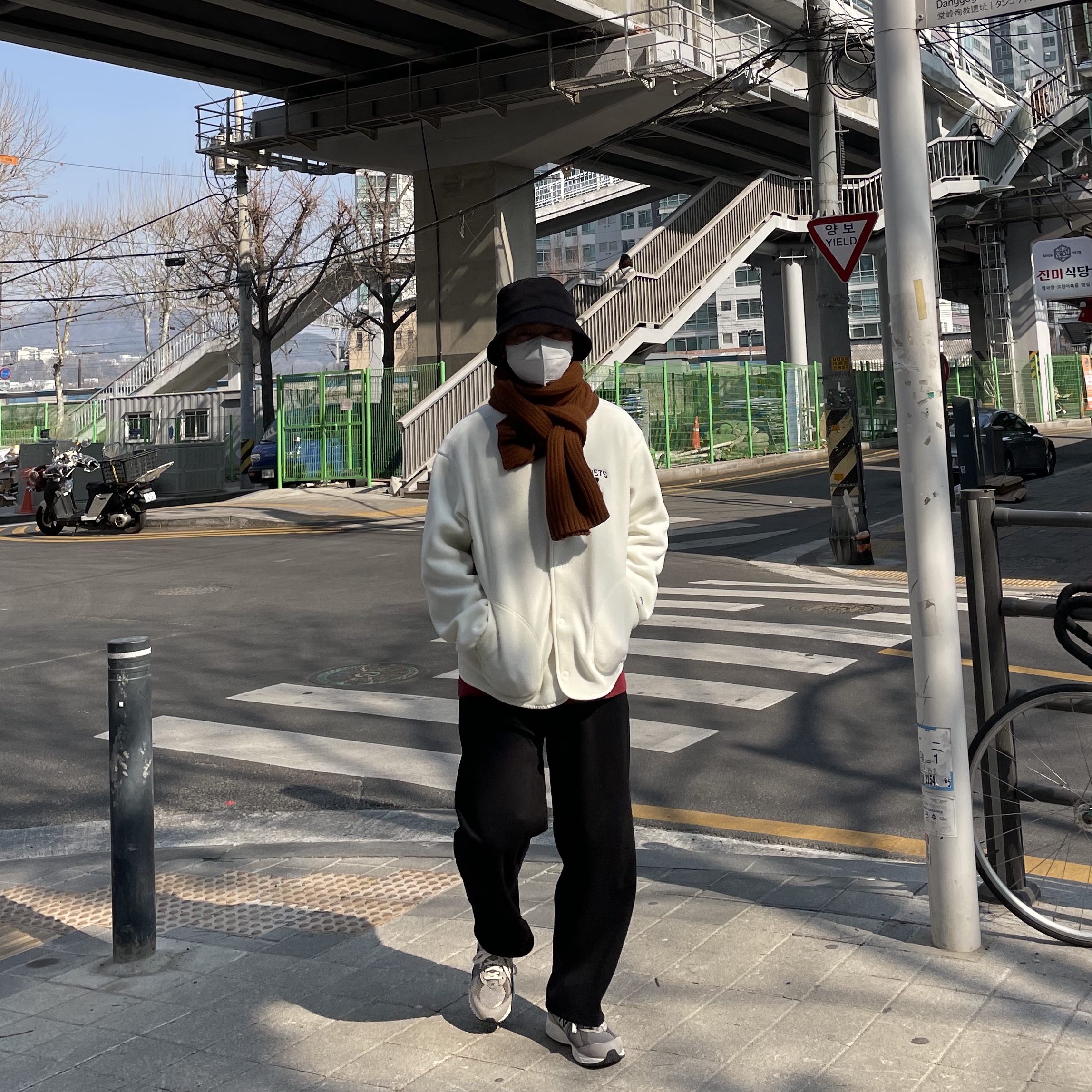 New Balance 2002 Warm Alpaca 착용 스타일