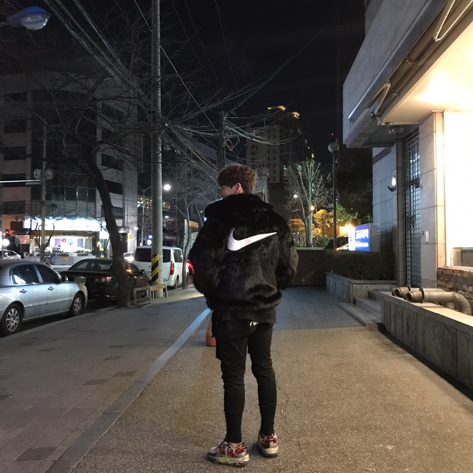 (W) Nike x Ambush Reversible Faux-Fur Coat Black, Maison Margiela Fusion Low Top Sneakers Black White Red 착용 스타일