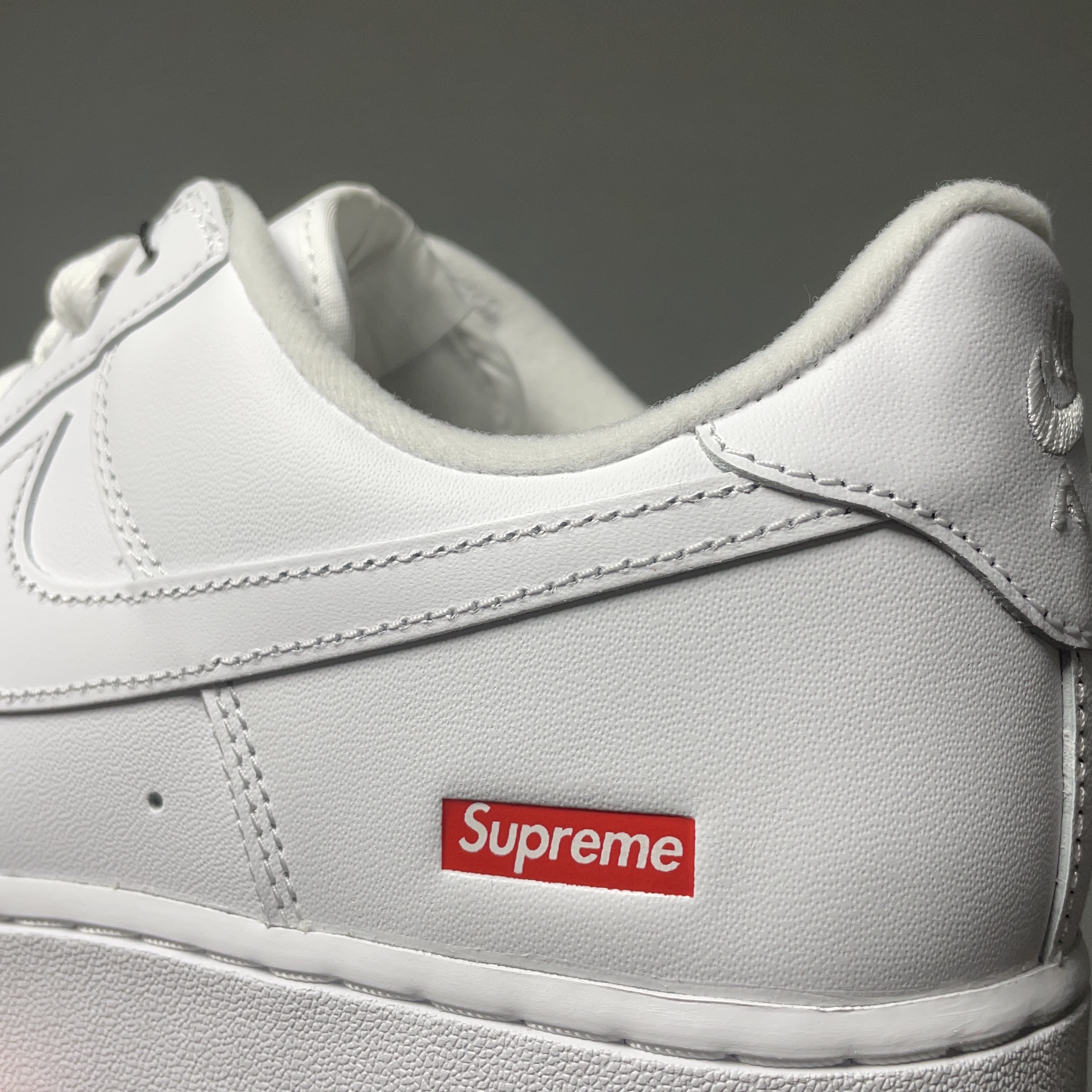 Nike x Supreme Air Force 1 Low White 착용 스타일