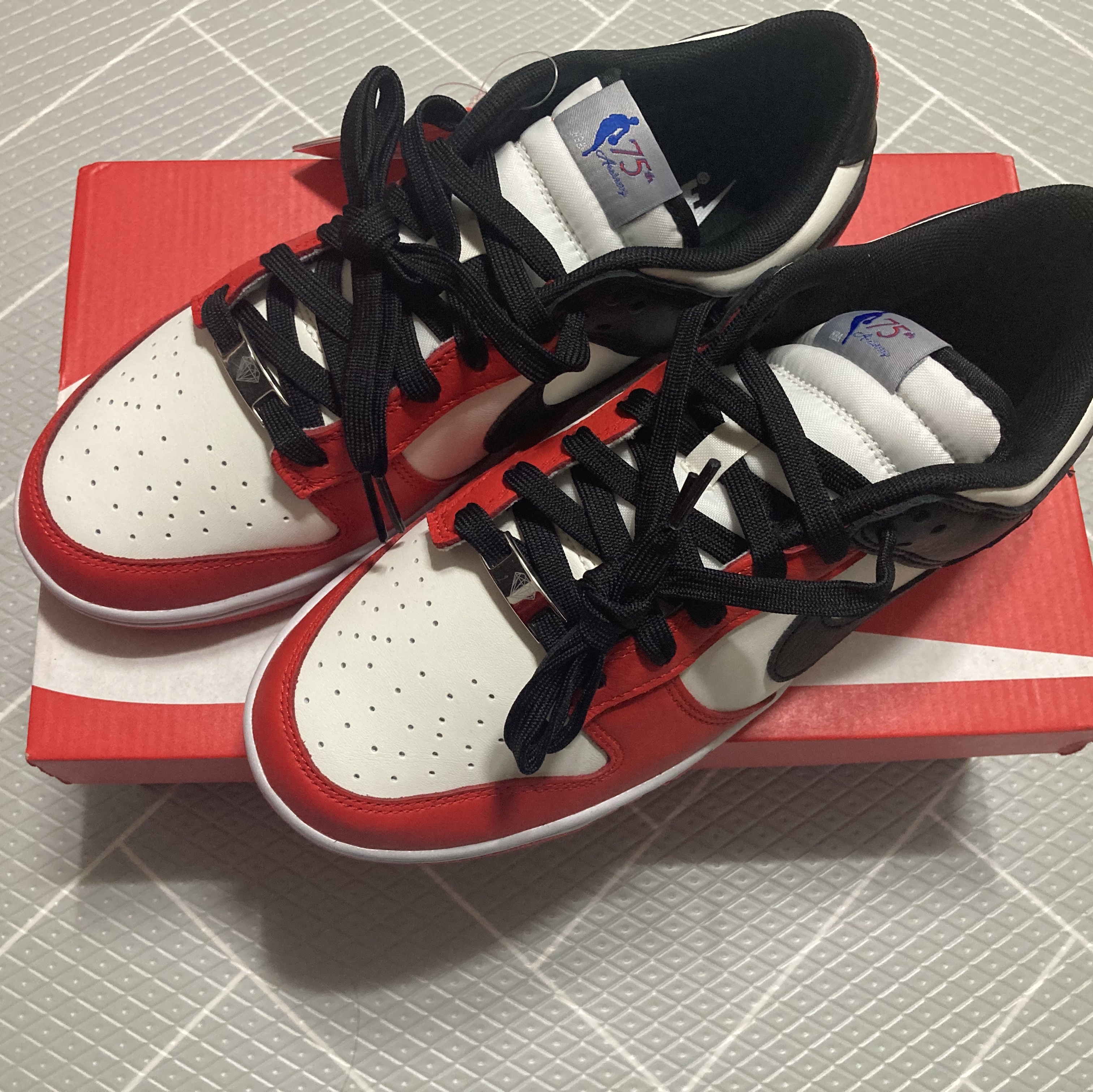 Nike x NBA Dunk Low Retro EMB Black and Chile Red 착용 스타일