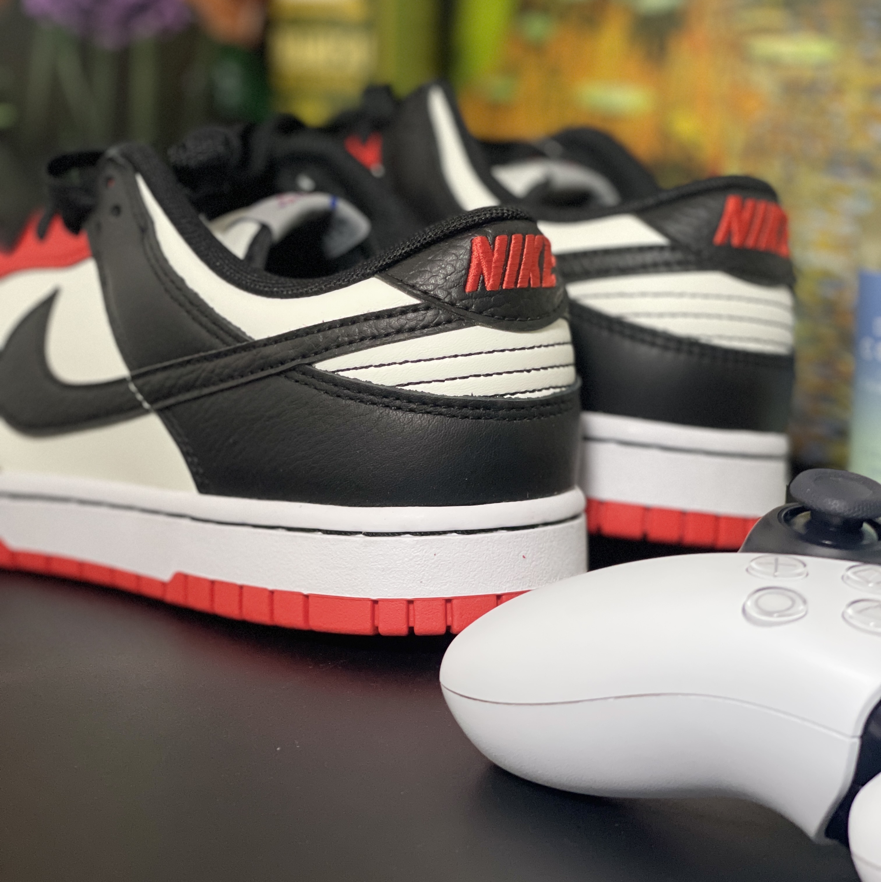 Nike x NBA Dunk Low Retro EMB Black and Chile Red, Playstation 5 Blu-ray Edition (SIEK 220V) 착용 스타일 - 1