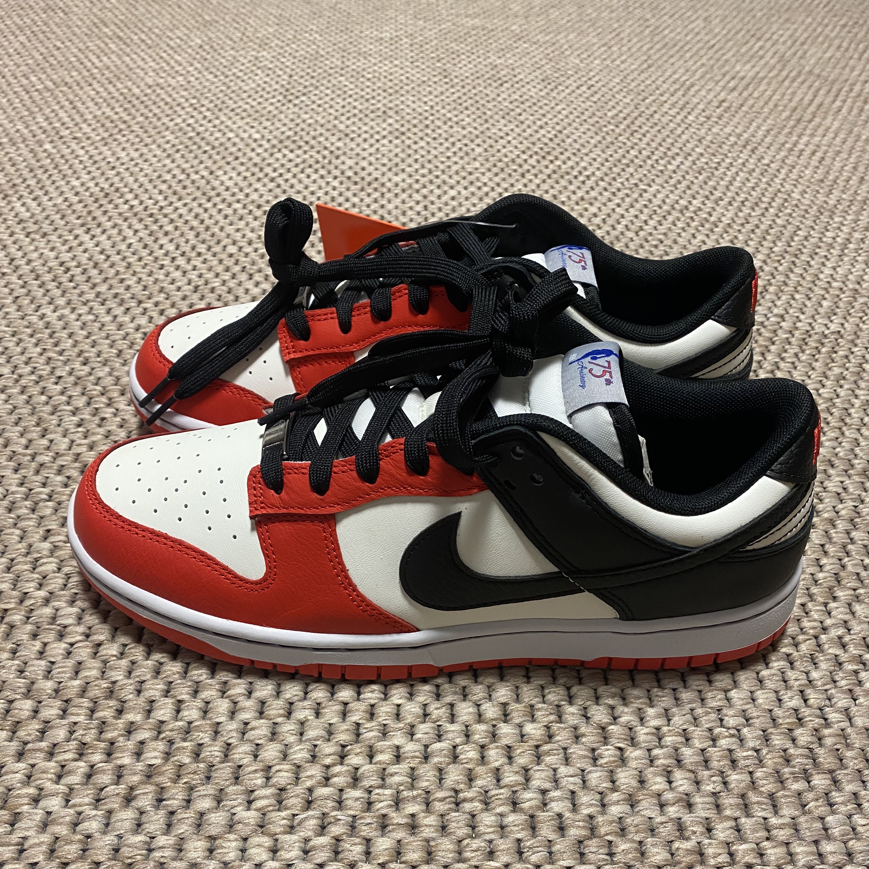 Nike x NBA Dunk Low Retro EMB Black and Chile Red 착용 스타일