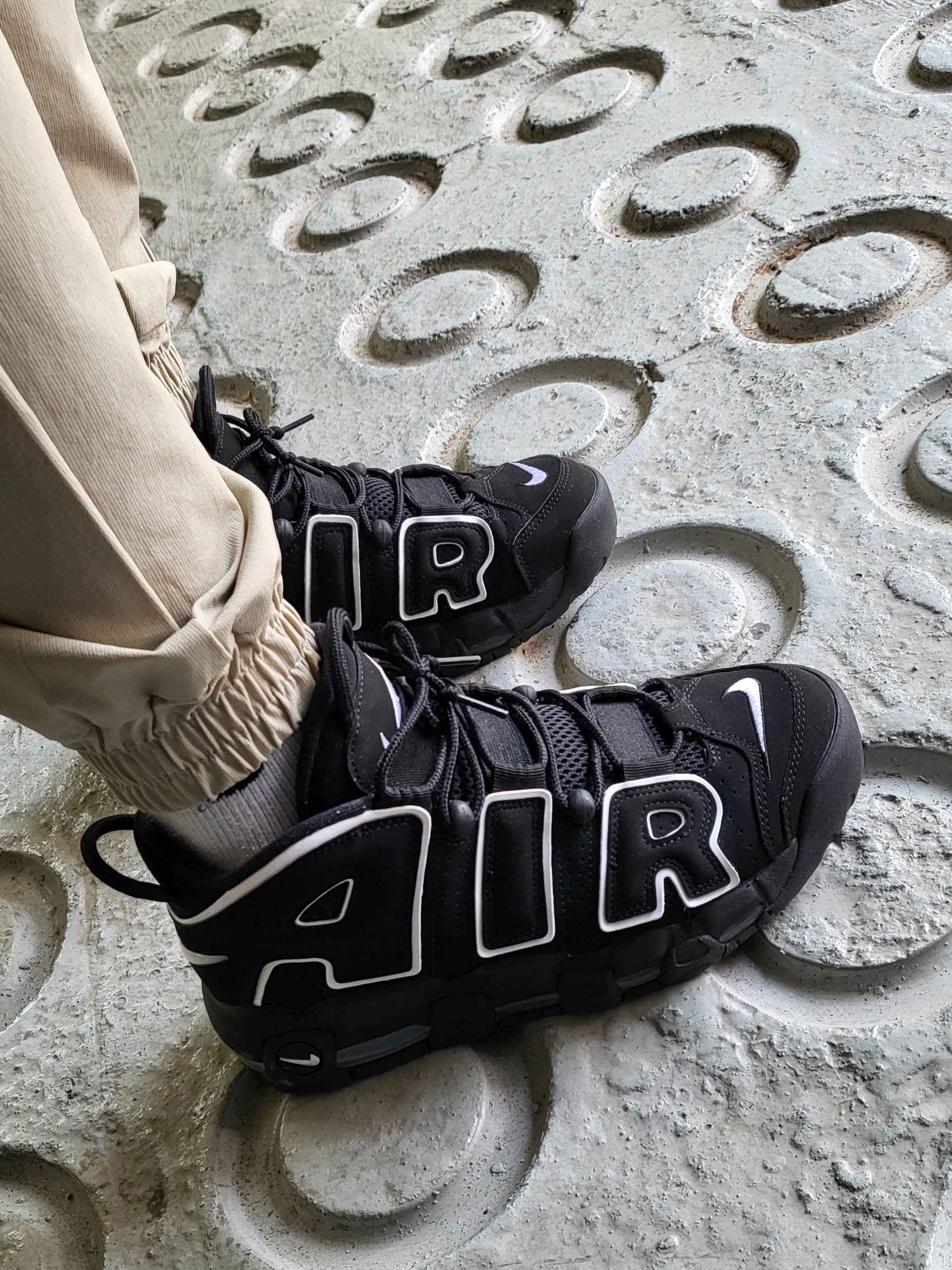 Nike Air More Uptempo Black White 2020 착용 스타일 - 2