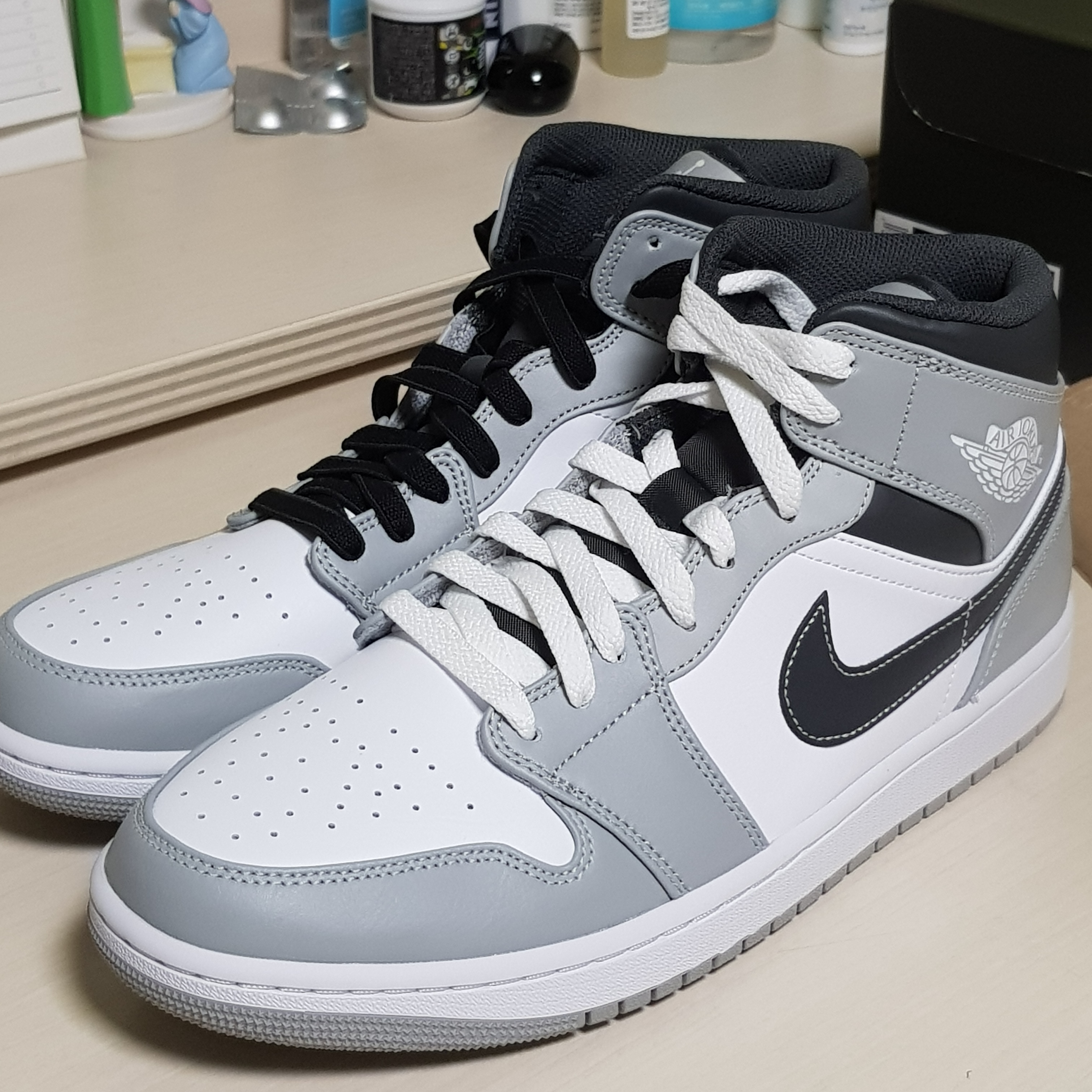 Jordan 1 Mid Light Smoke Grey Anthracite 착용 스타일 - 1