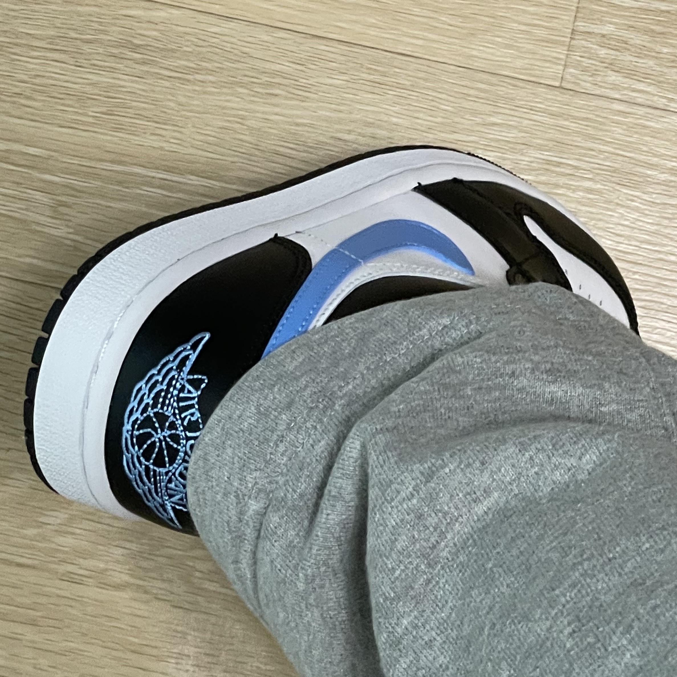 (W) Jordan 1 Low Black University Blue 착용 스타일 - 2